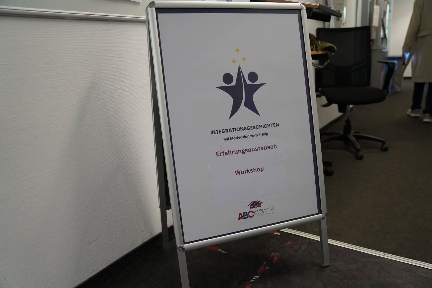 Ein Rückblick auf unseren erfolgreichen Erfahrungsaustausch im Rahmen unseres Projekts "Integrationsgeschichten" im April 😊
Neben Impulsvorträgen konnten sich die Teilnehenden direkt mit anderen Menschen aus ihrer (gewünschten) Branche in den Breakout-Räumen vernetzen und austauschen: Motivation und Mut erhalten von Personen, die bereits die gleichen Schritte getätigt haben.
Als Zusatz konnte sich jede:r auch ein neues Lebenslauffoto machen lassen 📸
Lieben Dank an alle Teilnehenden und ehrenamtlichen Helfer:innen!
.
.
.
#Integrationsgeschichten #ABCMainz #Projekt #Motivation #Ehrenamt