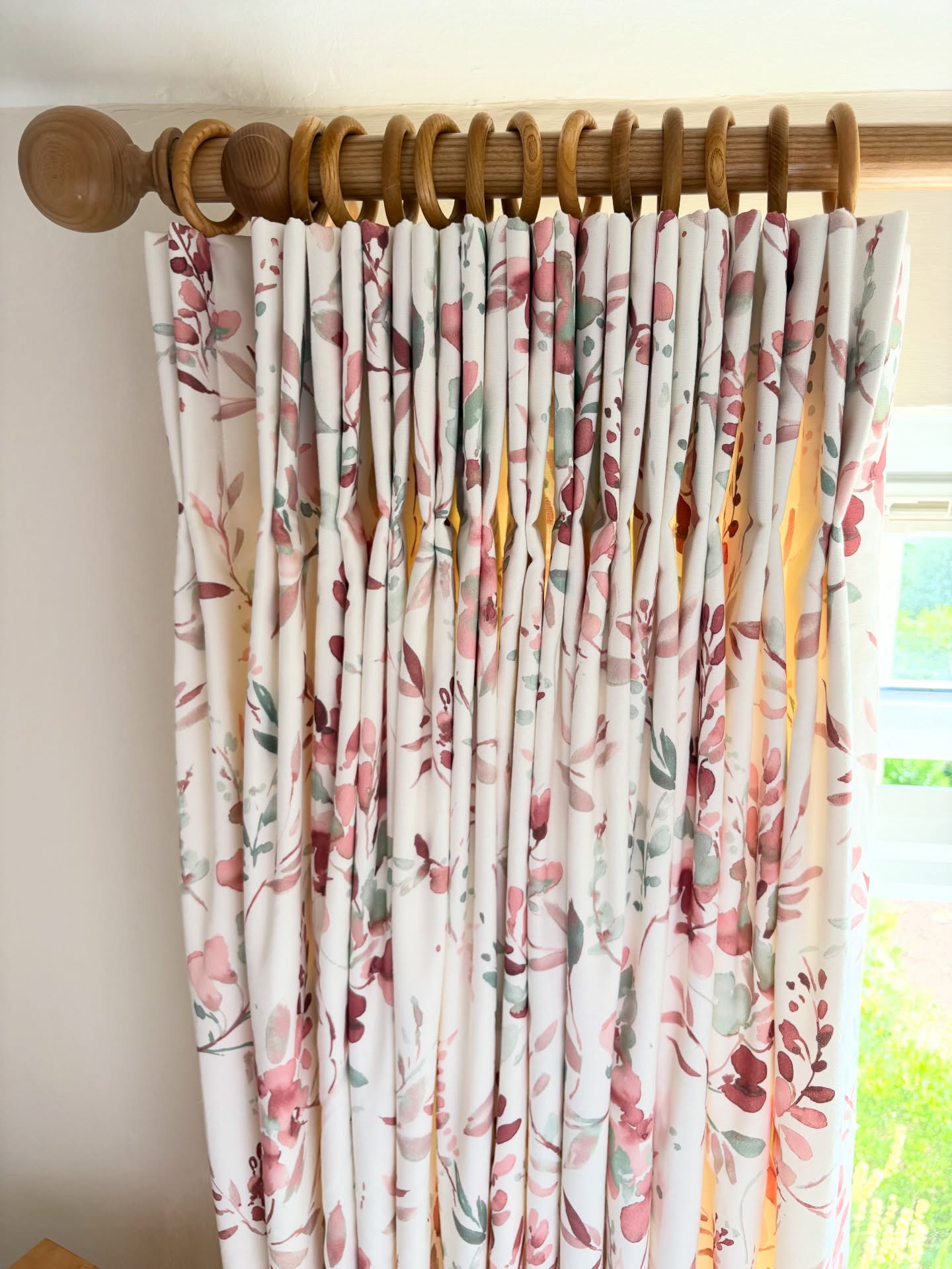 Recently fitted these lovely cotton print interlined curtains for a bedroom. My client wanted a floral print but not too fussy and this design from @thepureedit was just right for her. Curtains hung from a @byronandbyronltd pole - a classic design that suits many schemes. #interlinedcurtains #bedroomcurtain #malvern #worcestershireinteriors #thepureedit