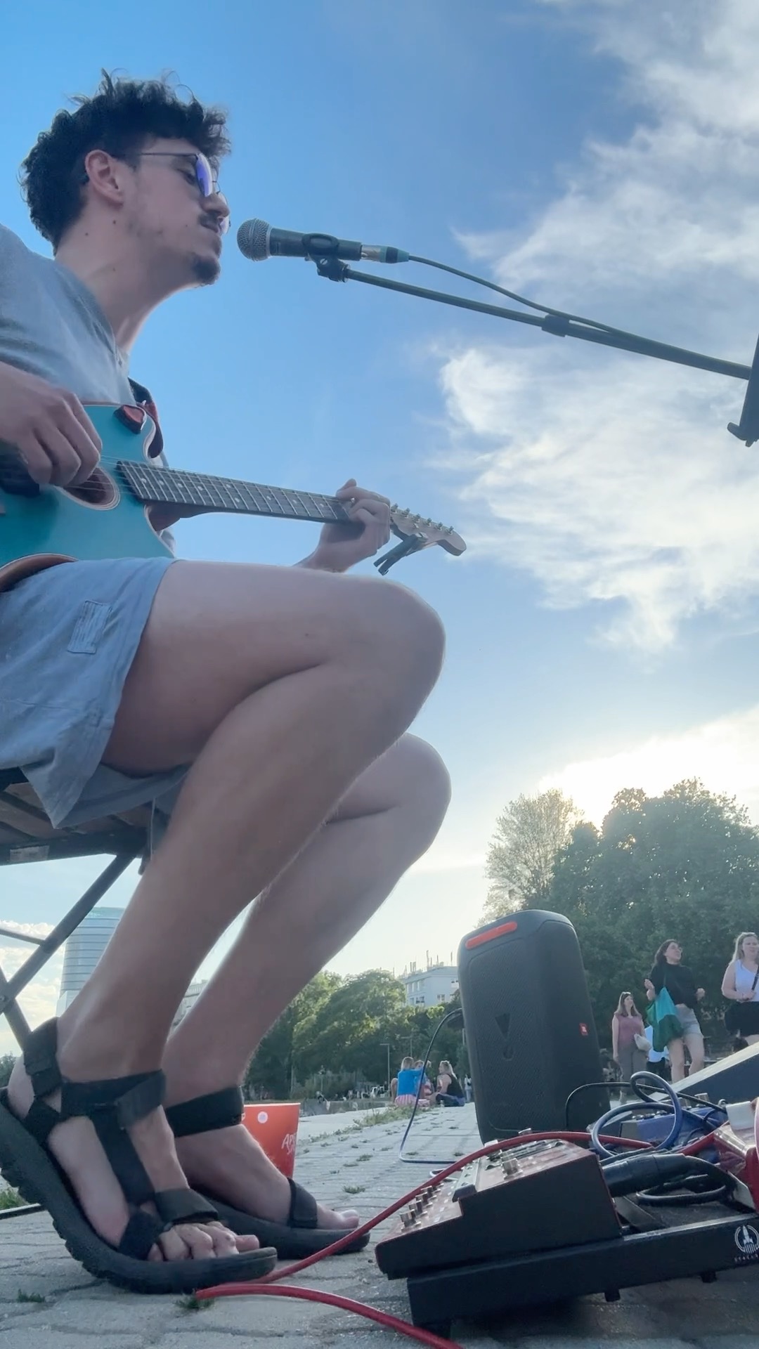 A little snip of my live looping version of Tellement Loin. A song I wrote after coming home from a 2 months journey hitchhiking across Western Europe