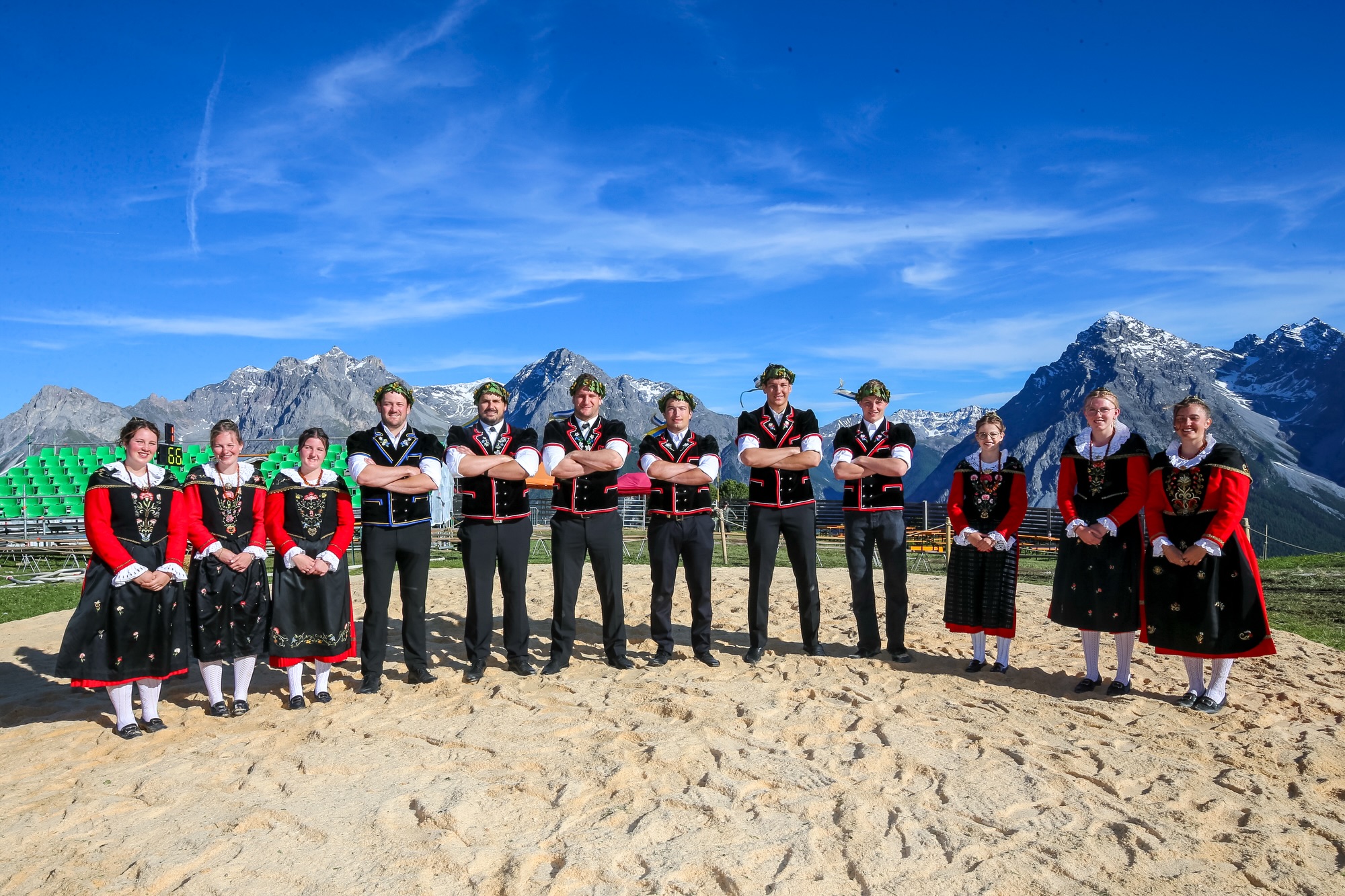 Was für ein grossartiges Kantonalfest heute in Scuol. Rund 4’000 (!) Zuschauer erlebten auf der Motta Naluns den sechsten «Bündner-Glarner»-Sieg von Armon Orlik, im Schlussgang bezwang der Schwingerkönig den Thurgauer Mario Schneider.
Dank Christian Biäsch, Josias Müller, Nando Joos, Niklas Lötscher und Marc Jörger sichert sich das 38-köpfige Bündner Team fünf weitere Kränze an diesem in verschiedensten Belangen denkwürdigen Kantonalfest.
Bericht und Rangliste auf der hosalupf-Website!
In den nächsten Tagen folgt gewiss noch der eine oder andere Nachschlag..
📸: Erwin Keller
#Schwingen #Tradition #Graubünden #Scuol #MottaNaluns
@gkb.ch @repowerschweiz @cofox_ag @engadinscuolzernez @buegla26