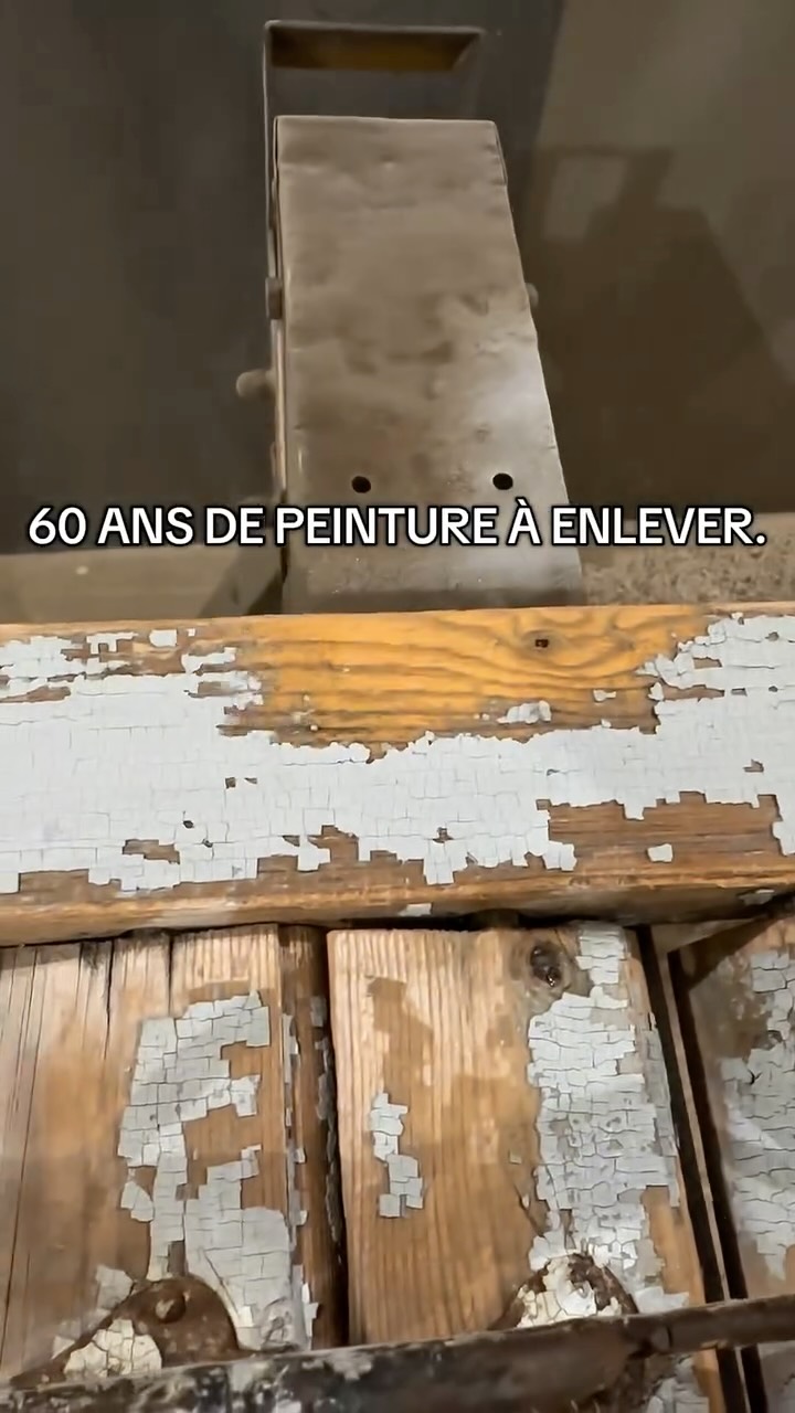 Ce volet avait passé plusieurs décennies sous des couches de peinture.
Beaucoup auraient conseillé de le remplacer.
J’ai tenté de le sauver.
Vous l’auriez jeté ou restauré ? #aerogommage #avantapres #bois