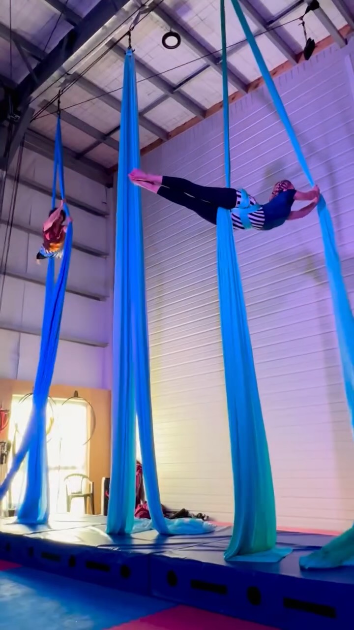 I can’t believe we just did this 😱
This weekend, I had my first aerial performance at our end-of-year showcase.
It was me and a friend as a duo, filmed by another friend, in front of even more friends!
We’d had a few wobbles in rehearsals, so I felt nervous but very excited. Here’s how it went…
🎥 @ambergsteward
🎪 @silkandcircusqueenstown
#myfirstaerialperformance #aerialsilksduo #aerialsilks #aerialsilksroutine #showcase