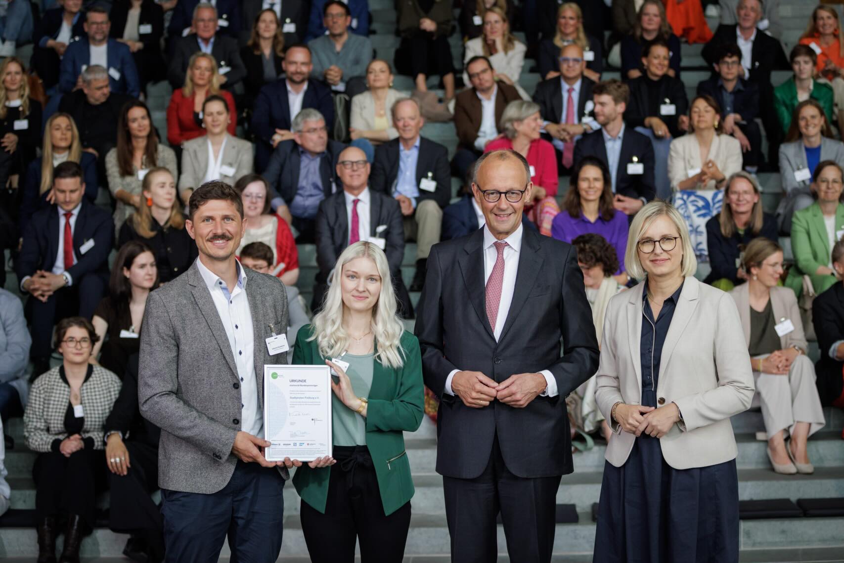 WIR HABEN GEWONNEN! 🎉
Die Stadtpiraten Freiburg wurden heute im Bundeskanzleramt mit einem Bundespreis von @startsocial_e_v ausgezeichnet.
Wir freuen uns riesig über diese Anerkennung. Gleichzeitig wissen wir: Dieser Preis ist das Ergebnis der Unterstützung vieler Menschen.
Danke an unsere ehrenamtlich und hauptamtlich Engagierten, an unsere Fördernden, an unsere Partner:innen und an alle Familien, die uns ihr Vertrauen schenken. Danke für eurer Vertrauen.
Jeden Tag erleben wir, wie wichtig Bildung, Teilhabe und echte Begegnung für Kinder, Jugendliche und deren Eltern mit Fluchterfahrung sind. Dass diese Arbeit nun bundesweit ausgezeichnet wurde, macht uns stolz und motiviert uns, weiterzumachen.
Dieser Preis gehört uns allen. ❤️
#startsocial #StadtpiratenFreiburg #Engagement #Chancengerechtigkeit #Freiburg
Foto: Gordon Welters/startsocial e.V.