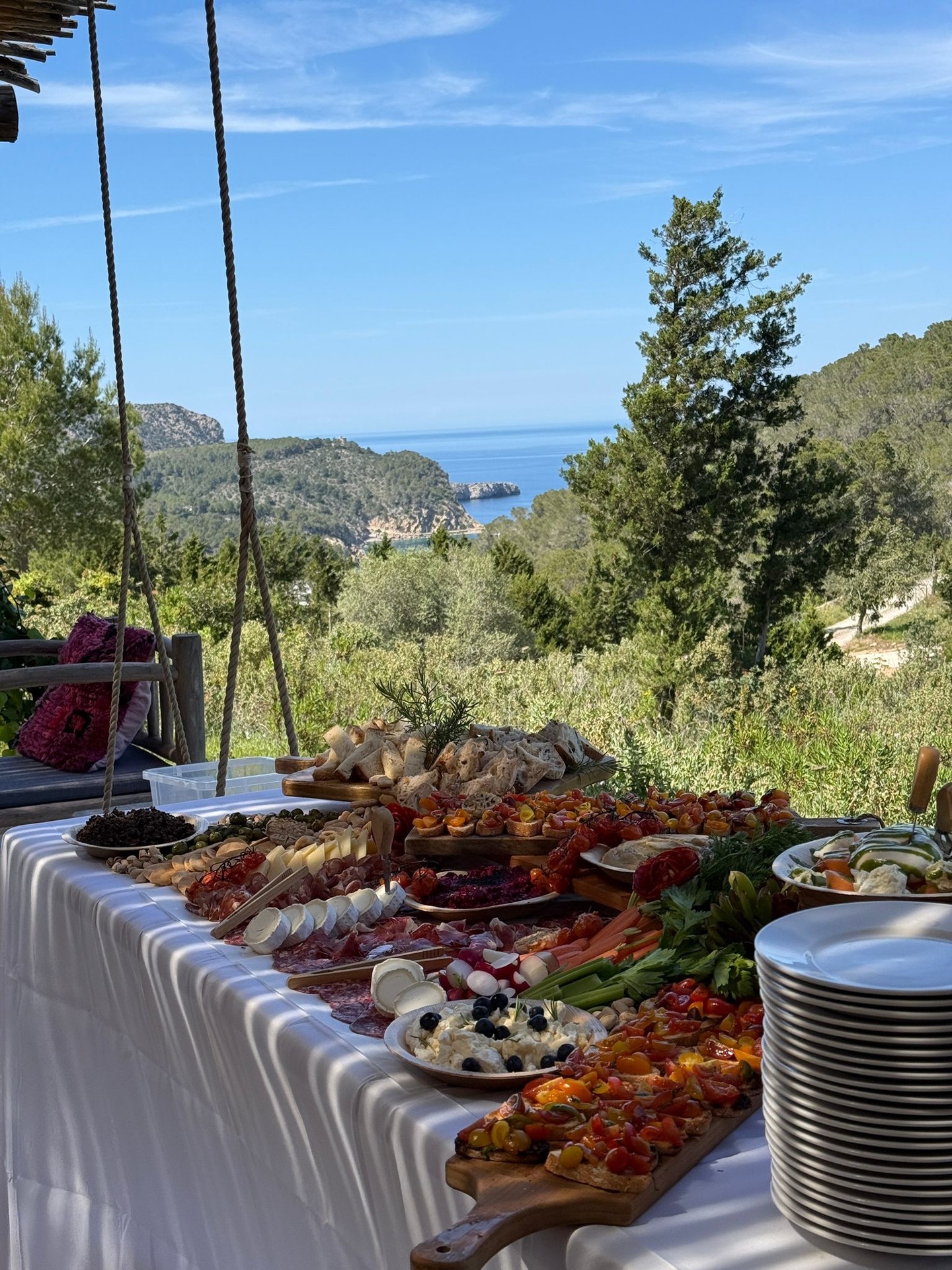 Eating in nature, this was a stunning location for a birthday affair. Grazing table starter followed by a farm to table 3 course meal.
#privatechefibiza #ibizafoodie #epiclocations
