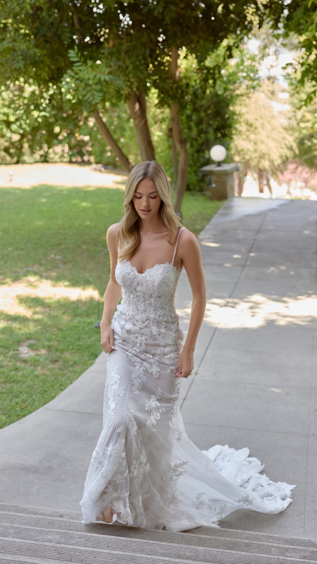 ✨ Dress of the Week ✨
This Stella York gown is what bridal dreams are made of. Featuring sparkle tulle, delicate lace, a corset bodice, and a plunging V-neckline, she’s the perfect mix of romance and sparkle. 🤍
The best part? She’s arriving as part of our Essense of Australia Trunk Show beginning this Friday! Book your appointment at www.dianesformalaffair.com