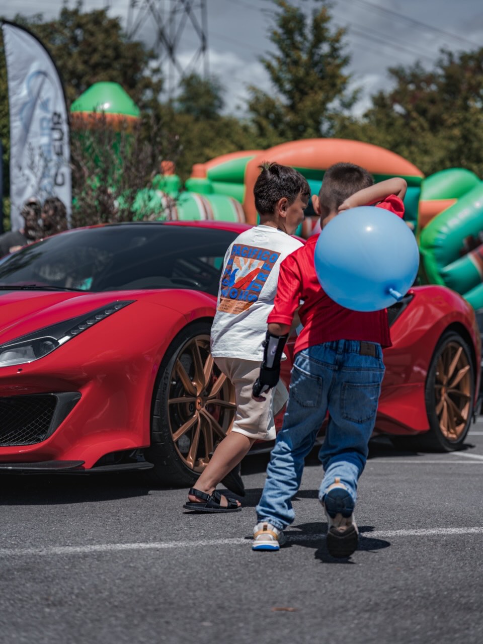 Dimanche dernier, nous avons eu le plaisir d’organiser, aux côtés de notre partenaire Living Racing, une journée placée sous le signe de la passion automobile, du partage et de la solidarité.🏎️🩵
Des passionnés se sont réunis pour admirer de superbes véhicules, échanger autour de leur passion commune et, surtout, soutenir une cause qui nous tient particulièrement à cœur 🩵🤍
Grâce à votre présence, à votre générosité et à l’engagement de tous les participants, les bénéfices de cette journée seront intégralement reversés à l’association EpiKid afin de contribuer au financement du chien d’assistance de Gabyn.
Pour Gabyn, qui vit au quotidien avec une épilepsie sévère, ce chien représentera bien plus qu’un compagnon. Il l’aidera à gagner en sécurité, en autonomie et en sérénité face à sa maladie 🐶
Aujourd’hui, nous sommes particulièrement heureux de pouvoir vous annoncer que, grâce à cette formidable mobilisation collective, Gabyn va pouvoir accueillir son chien d’assistance dans les prochaines semaines.
C’est exactement pour vivre des moments comme celui-ci que Carburacœur existe : transformer une passion en espoir concret pour des enfants et des familles qui en ont besoin.
Un immense merci à @living.racing , à tous les propriétaires de véhicules présents, à nos bénévoles, à nos partenaires et à chaque visiteur ayant contribué à cette réussite 🙏🏼
#Carburacoeur #Solidarité #LivingRacing #PassionAutomobile #Supercars Hypercars EpiKid