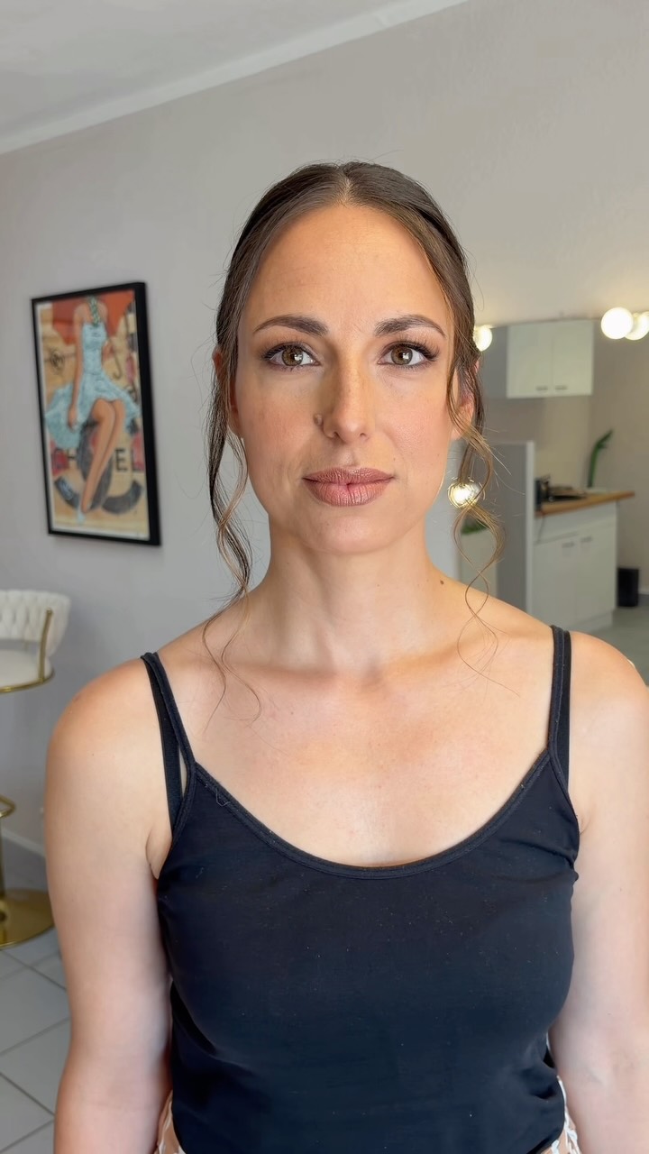 Hand aufs Herz 🤍
Wie viele Make-up-Produkte liegen bei dir zuhause und werden kaum benutzt?
Viele Frauen kaufen immer wieder neue Produkte, schauen Tutorials und hoffen, dass das Make-up endlich so aussieht wie auf den Bildern.
Doch oft liegt es nicht an den Produkten.
Es liegt daran, dass niemand gezeigt hat, welche Farben, Techniken und Produkte wirklich zum eigenen Gesicht passen.
Genau deshalb habe ich meinen Schminkkurs entwickelt.
In meinem Kurs lernst du Schritt für Schritt, wie du mit den Produkten, die zu dir passen, ein typgerechtes und alltagstaugliches Make-up zauberst.
✨ Inklusive Cosart-Starterset mit den Produkten, die ich selbst bei meinen Stylings verwende.
📍 Einzelcoaching
💄 Für Anfängerinnen und alle, die endlich Sicherheit beim Schminken möchten.
Schreib mir einfach eine Nachricht mit „MAKE-UP“ und ich sende dir alle Informationen. 🤍
#schminkkurs #traunstein #chiemgau #salzburgbeauty #makeupcoach