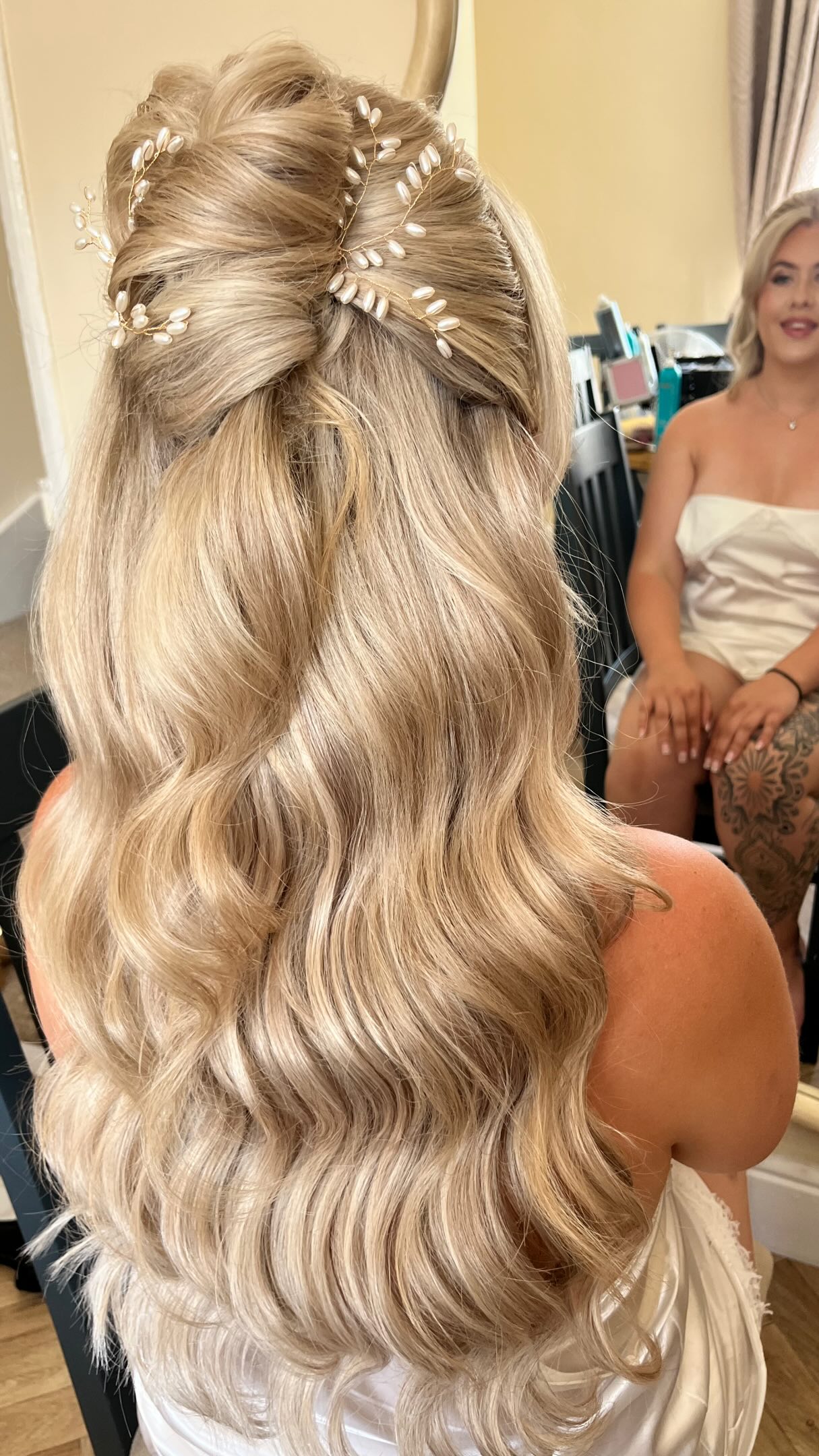 Megan’s wedding morning at @tipisatwhattonhouse
Flawless Make up by @sjs__bridal
How gorgeous is our bride. We used @beauty_worksonline clip in hair extensions for extra volume for this gorgeous half up half down hairstyle