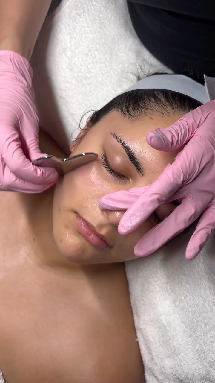 Puffiness in the face can change the way you look on a day to day basis.
Especially for women, we can hold a lot of fluids in the face when our cortisol levels are high from stress, hormones and everyday life!
Being still, relaxing your nervous system, and allowing love to be poured into you, makes the skin glow from the inside out. 🤍
#azesthetician#phoenixskincare#azfacials#barrierrepairaz#phoenixfacials