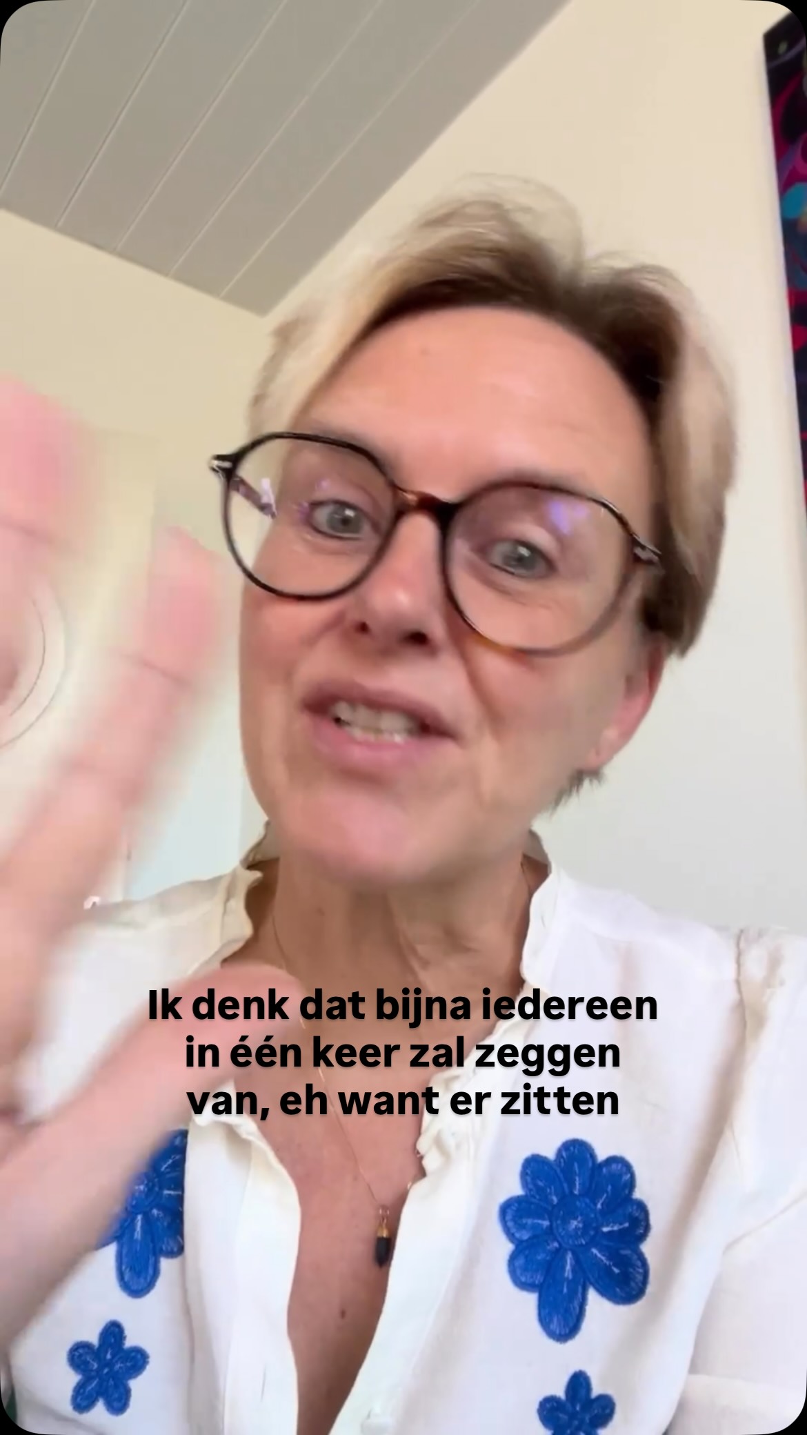 Rarara, wat is de slimste keuze?
Ik lust niet zo super graag skyr, mijn man wel! Ik lust graag bioyoghurt, voila, opgelost : ik eet yoghurt, mijn man skyr. Wil je toch meer weten?
Skyr : meeste eiwitten en vult enorm goed. Lang een voldaan gevoel. Nadeel : wanneer je gaat sporten of later op de avond : wil je net geen vol gevoel, Skyr verteert langzaam dus beter niet voor het sporten of in de avond. Soms levende bacteriën, vaak niet.
Yoghurt : lichter en sneller verteerbaar, levende bacteriën = goed voor maag en darmen. Nadeel : minder vullend, minder lang voldaan gevoel. Prima voor een kleine hap of in combinatie met andere vullende zaken ( noten, zaden…)
Platte kaas : middenweg: meer eiwit dan yoghurt, minder dan Skyr. Vaak ook nog levende bacteriën.
Griekse yoghurt : dikker dan Skyr en bevat doorgaans meer vet. Skyr is magerder en bevat meer eiwitten. Is de Skyr op ? Is het toch een goede vervanger!! Bevat ook de levende bacteriën 💪
!! Note: in de supermarkt vind je echter vaak toch high proteïne Griekse yoghurt of yoghurt. Dan gaat het echter over toegevoegde proteïnen. Ook oké hoor!
Let wel op : liefst geen toegevoegde suikers of suikervervangers. Soms vind je ook magere Griekse yoghurt : ook prima! (Hier hebben ze de vetten verwijderd)
Hulp nodig bij dagelijks keuzes maken?
Stuur me een berichtje!
Liefs, Elly 💋