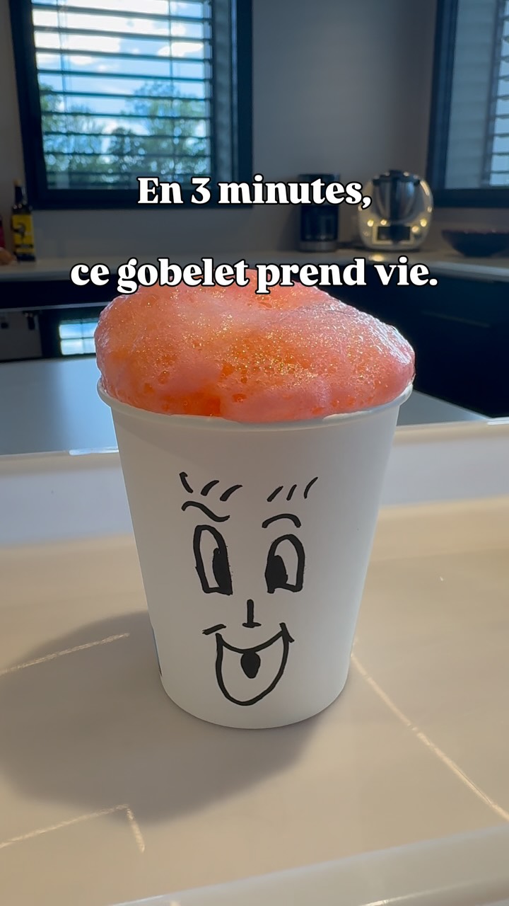 En 3 minutes, ce gobelet prend vie. 🫧
Et si je te disais que cette activité a changé nos mercredis pour toujours ?
Avant je passais mes après-midis à chercher désespérément quoi proposer à mon enfant… et rien ne l’intéressait vraiment.
Je finissais toujours par lui donner la tablette juste pour souffler un peu. Et le soir je me couchais en me disant que j’aurais pu faire mieux. Cette culpabilité… je la connaissais trop bien. 🤎
Alors un jour j’ai décidé que ça allait changer. J’ai créé la Méthode 0 Écran. 🌿
Une méthode remplie d’activités sensorielles et scientifiques maison — simples, magiques et applicables dans la vraie vie.
Des activités créatives sans écran qui recréent du vrai lien parent-enfant et transforment un mercredi ordinaire en souvenir inoubliable. 🫧
Plus de 100 familles en Europe et jusqu’au Canada l’ont déjà adoptée et elles ne reviennent plus en arrière. 🌍
La question c’est… et toi, c’est pour quand ? 🌿
Je sauve tes mercredis, tes week-ends, tes vacances, mais aussi ta patience. 🌿
Commente BONHOMME et rejoins-les maintenant. 🫧
#maman #activiteenfant #parentalitebienveillante #sansecran #enfant