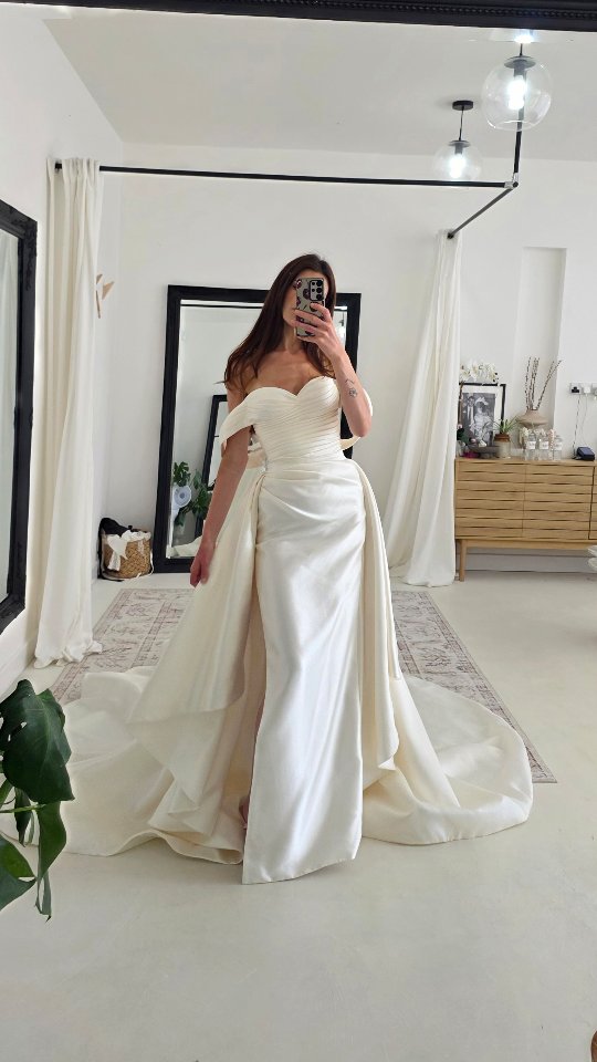 One dress. Two completely different bridal moments.
The Lea gown by Eva Lendel is already a showstopper with its sculpted mikado silhouette, pleated bodice, and romantic drop sleeves. But add the detachable waterfall skirt and suddenly... it's pure main-character energy.
From sleek and sophisticated to full-on bridal drama in seconds, because why choose one look when you can have both?
Would you wear the fitted gown all day or make a statement with the overskirt for the ceremony? Tell us below 👇
#EvaLendel #WeddingDressInspiration #BridalFashion #ModernBride #LuxuryBride WeddingDress BridalStyle MikadoWeddingDress OverskirtWeddingDress DetachableSkirt BrideToBe WeddingInspo BridalInspiration SayYesToTheDress WeddingDressGoals ElegantBride LuxuryWedding BridalLook WeddingReel
