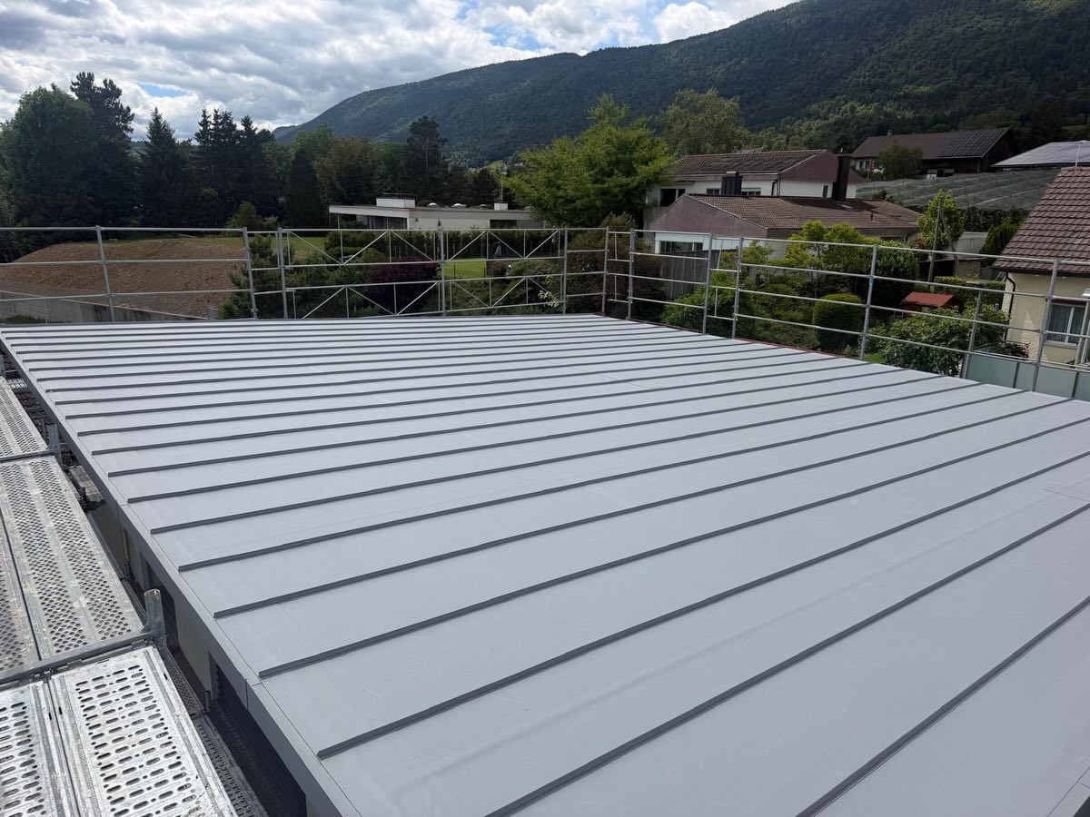 🏡✨ Grenchen EFH – Metalldach ersetzt! 🔨🏠
Altes Metalldach raus ➡️ modernes, langlebiges Dach mit Sarnafil TG 67-20 FSA mit Dekorprofile um die Metalldach Optik beizubehalten ✅