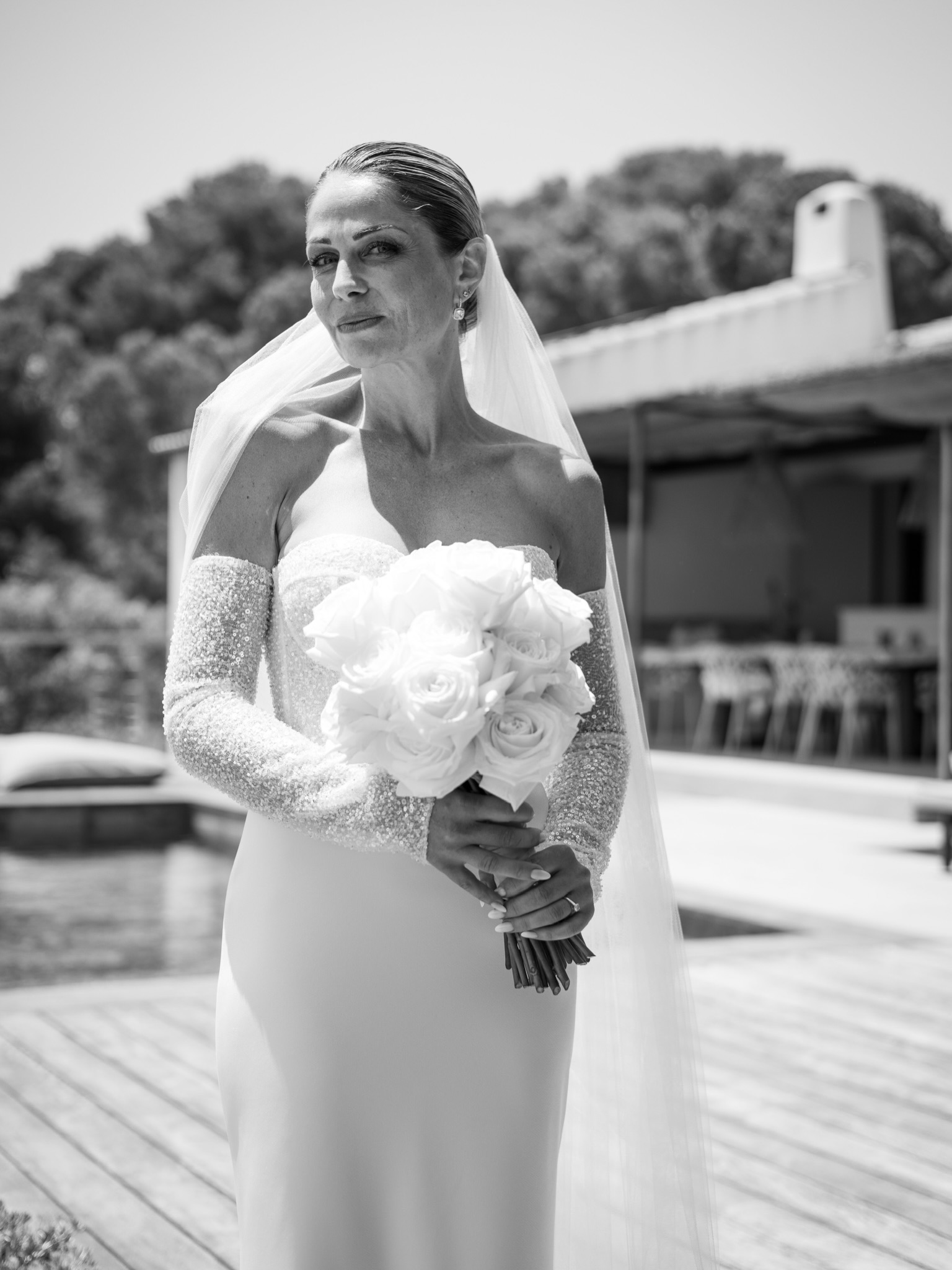 Entre éclat et élégance, le choix de Sonia s’est naturellement porté sur Mona. ✨
Une robe pensée pour les mariées qui souhaitent briller avec subtilité, sans jamais renoncer à l’élégance intemporelle d’une silhouette épurée.
Son bustier entièrement brodé de sequins capte la lumière à chaque mouvement, tandis que sa coupe près du corps sublime la silhouette avec finesse. Quant à sa traîne amovible, elle permet de profiter pleinement de chaque instant de cette journée si particulière, avec encore plus de confort et de liberté.
J’ai eu le plaisir d’accompagner Sonia tout au long de cette aventure, depuis les premiers essayages jusqu’aux derniers ajustements. Une belle rencontre et beaucoup d’émotion autour de l’un des plus beaux jours de sa vie. 🤍
Je vous partage également en dernière photo la toile de son premier essayage, une étape essentielle qui permet d’adapter la robe à chaque morphologie et d’obtenir un tombé parfaitement ajusté.
Merci Sonia pour votre confiance 🤍
@brenguiersonia
#reelbride #weddindress
___
Je suis Manon Gontero, créatrice de robes de mariée sur mesure à Marseille depuis 15 ans. J’accompagne personnellement chaque mariée du premier rendez-vous jusqu’au dernier essayage afin que sa robe lui ressemble parfaitement.
📍Les rendez-vous à l’atelier se réservent directement via le lien en bio 🔗