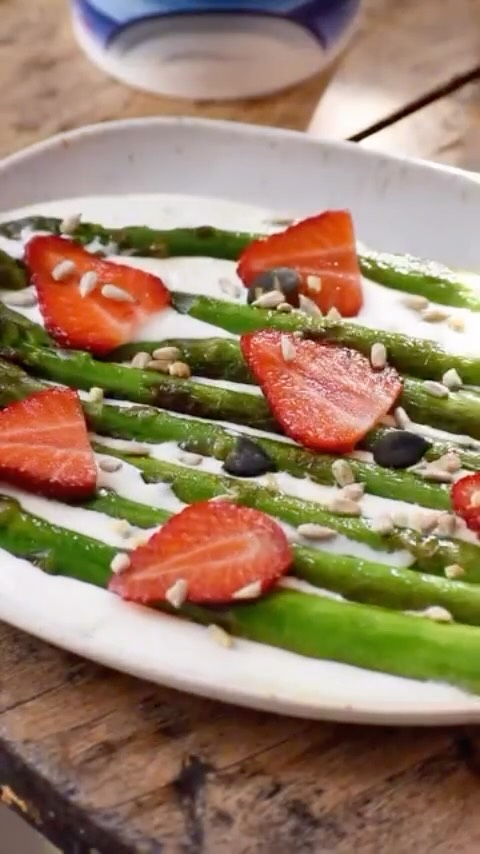 Une bonne sauce au yaourt pour accompagner des asperges rôties, c’est du bonheur ! 🍓
👉🏻Pour réaliser notre sauce au yaourt il vous faudra :
200 g de yaourt à la grecque
1 filet d’huile d’olive
1 gousse d’ail écrasée
Du sel
Du poivre
1/ On mélange le tout et on laisse reposer quelques instants.
En attendant dans une poêle bien chaude, poêler les asperges quelques minutes.
Vérifier la cuisson elles doivent rester croquantes (c’est encore meilleur) !
2/ Dresser dans une assiette la sauce au yaourt, les asperges, les fraises et parsemer d’un mélange de graines.
Et vous ? Le combo asperges fraises vous avez déjà essayé? ❤️
#biochampslaiterie #yaourtàlagrecque #asperges #recettefacile #ariègeoyrénées