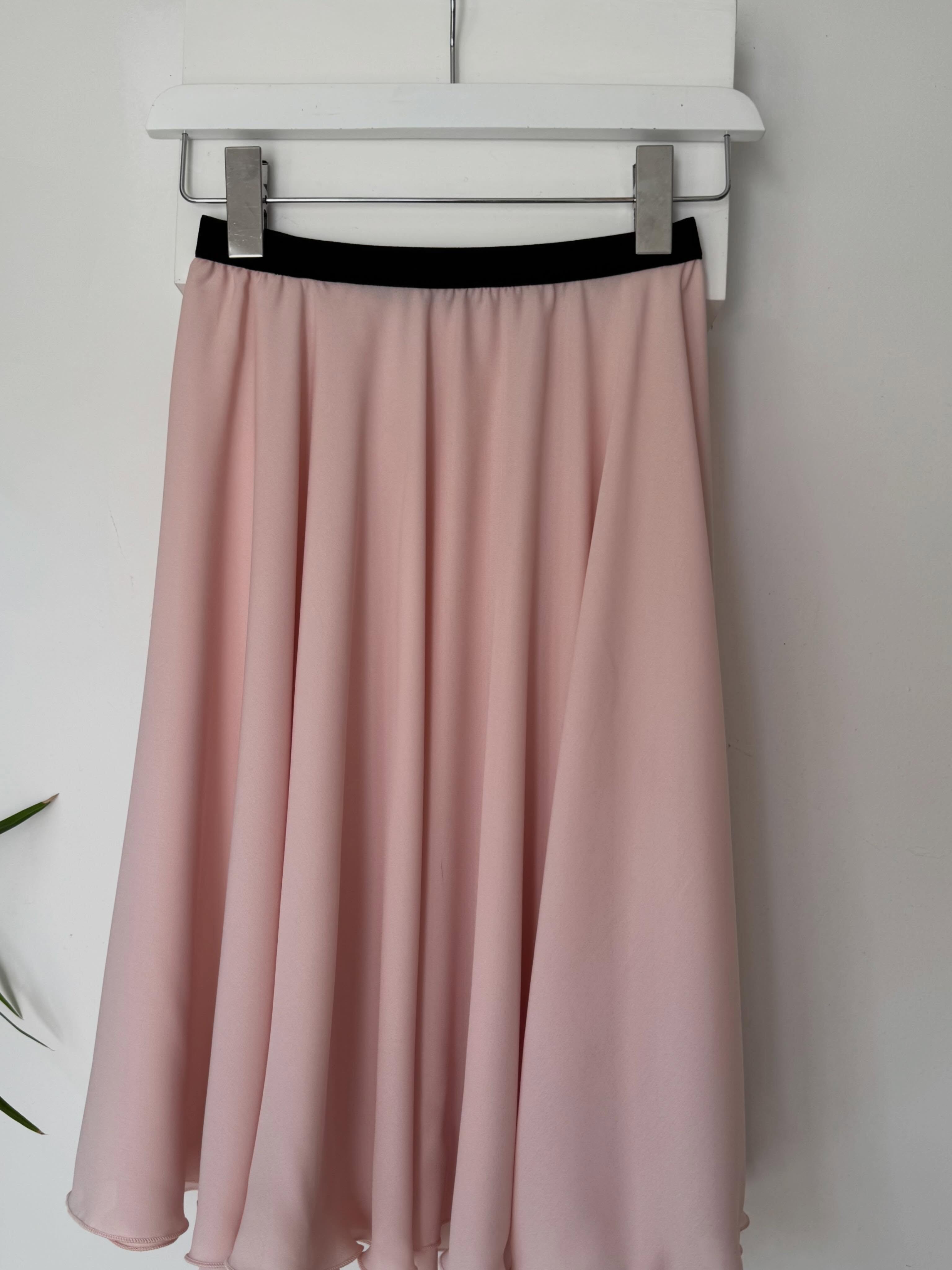 Handmade ballet skirts means choices!! If you’d prefer a contrasting elastic waistband, you can choose from narrow satin, 25mm or 38mm plush elastic in a range of colours.
If you’d like an elegant matching style, I’ve got so many shades to choose from.
🪡🧵🩰✂️
Here’s Blush for some rehearsal skirt inspiration.
#dancewear #balletskirt #balletlife #customballetskirts #customdancewear