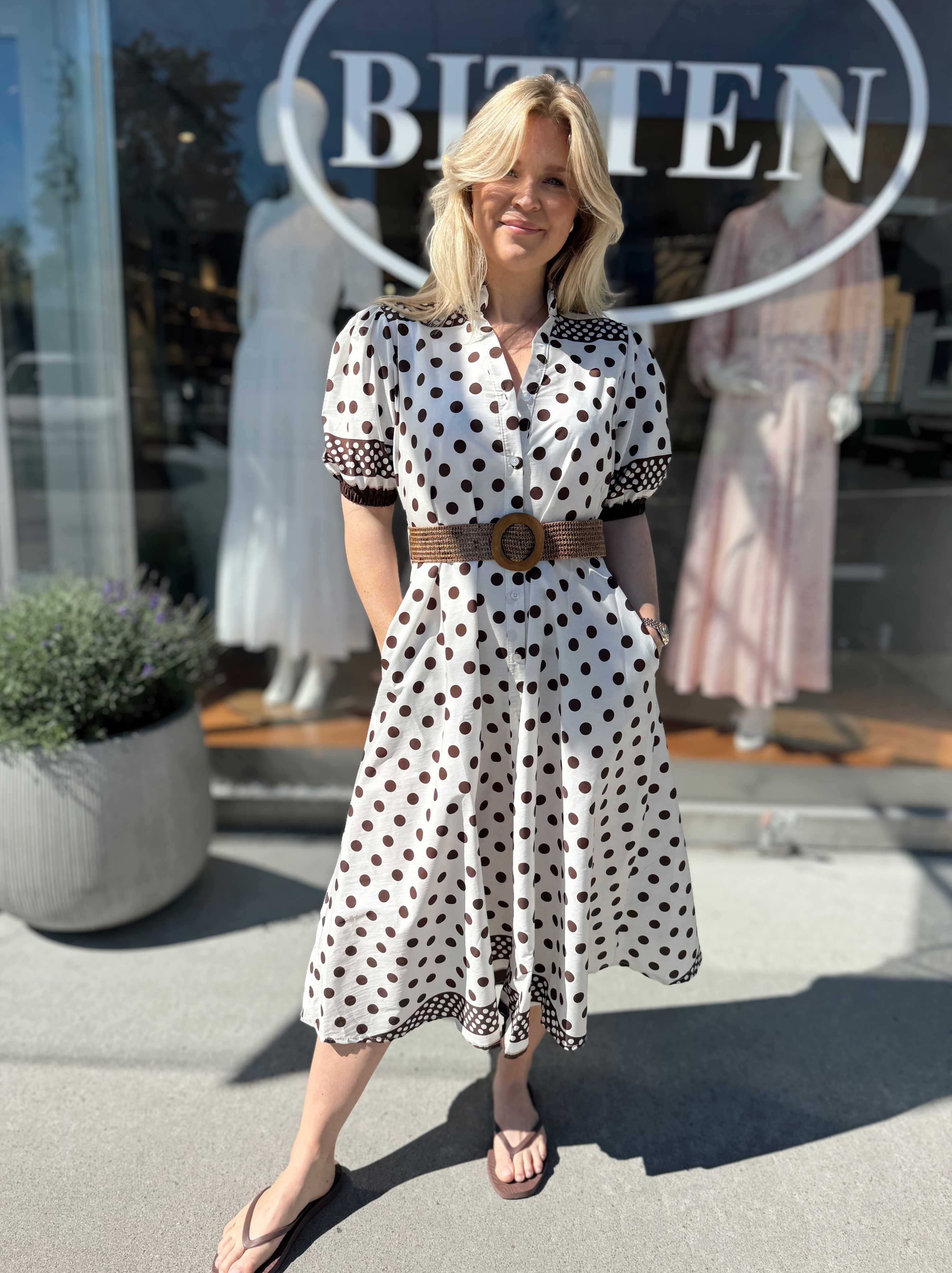 Pretty Woman inspirerte prikker fra From Paris With Love🤎 Vesken er fra Lauren by Ralph Lauren og sandalene fra Sleepers. Sommerlig og klassisk, men likevel såå trendy😍
Alt finner du hos oss på Bitten🌸