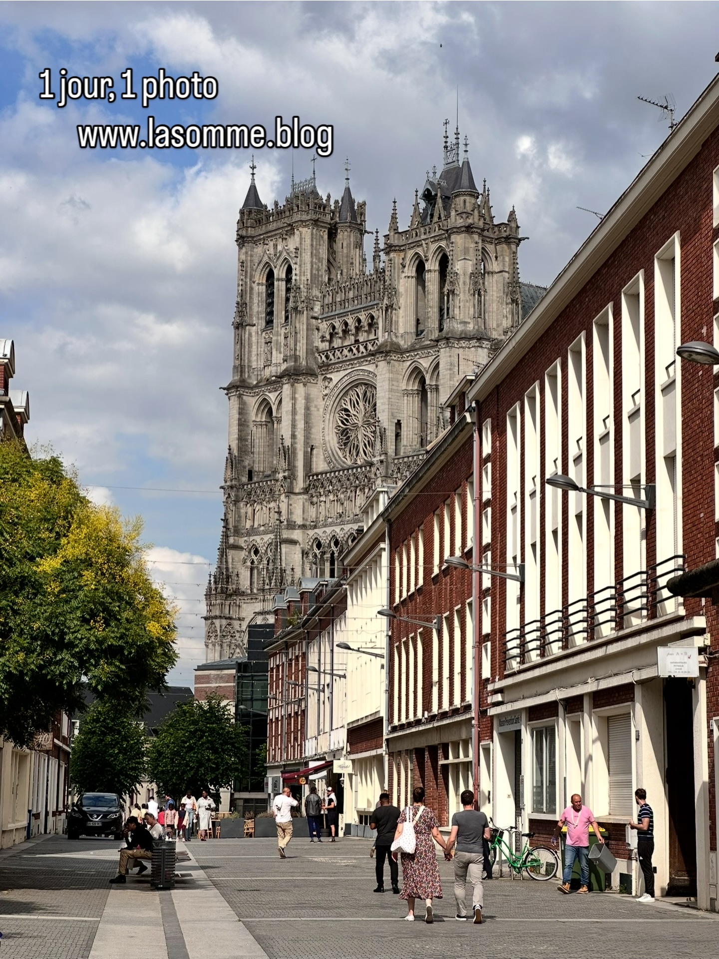 Majestueuse et immense forteresse de la foi, la cathédrale semble veiller sur la ville. Merveilleux livre de pierre pour qui sait la déchiffrer, elle offre son calme et sa sérénité à tous, sans distinction. www.lasomme.blog 🦋