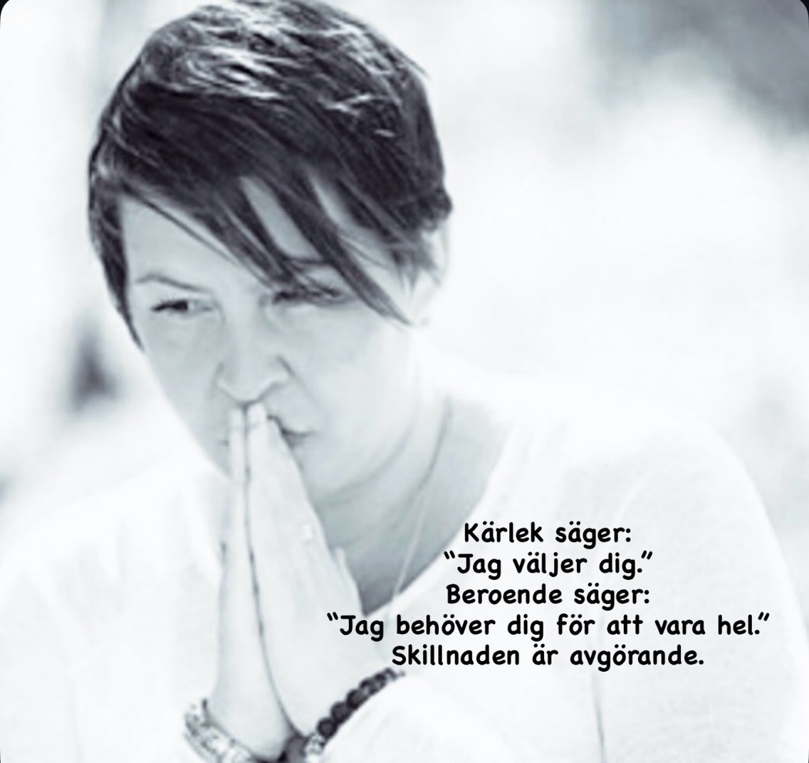Om vi aldrig fått lära oss vad kärlek är, hur ska vi då kunna känna igen den i en relation?År 2006 tog jag ett beslut.
Jag lovade mig själv att inte gå in i en ny relation förrän jag faktiskt visste vem jag själv var.Det blev starten på en lång resa fylld av självkännedom, läkning, eget ansvar och personlig utveckling.
Det jag upptäckte förändrade allt: Kärlek ser helt annorlunda ut när den inte längre bygger på desperata behov, utan på medvetna val.Den mest hälsosamma relation jag någonsin levt i är den jag lever i idag. ✨..👋
Bär du på gamla relationsmönster som du är redo att bryta?När vi läker relationen till oss själva förändras också de relationer vi bjuder in i vårt liv.
Vill du jobba på en relation baserad på val, inte behov.👉 Skicka ett privat meddelande (DM) eller gå in på www.veronicadurango.se
Kärlek💚
Veronica
#personligutveckling #hälsosamrarelationer #självledarskap
#soulandpathfinder #kärlek