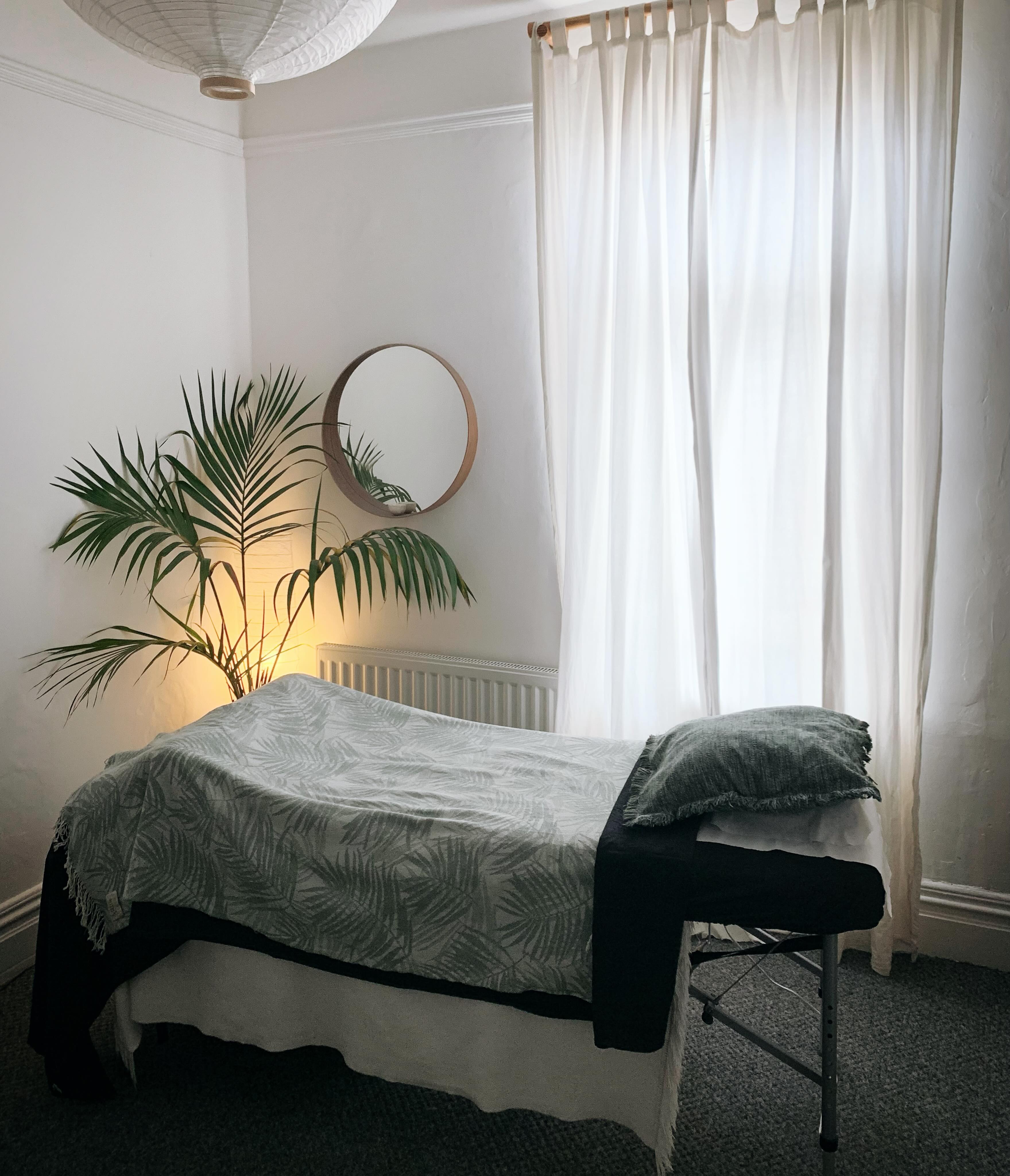 Fresh blankets. Soft lighting. A little greenery.
Not a bad place to spend 90 minutes.
Whether you’re carrying tension in your shoulders, stiffness in your back, or simply the weight of a busy week, this little room was created with one purpose in mind:
To help you slow down long enough for your body to remember how to relax.
📍 Ferndale Avenue, Wallsend
Bookings via link in bio.