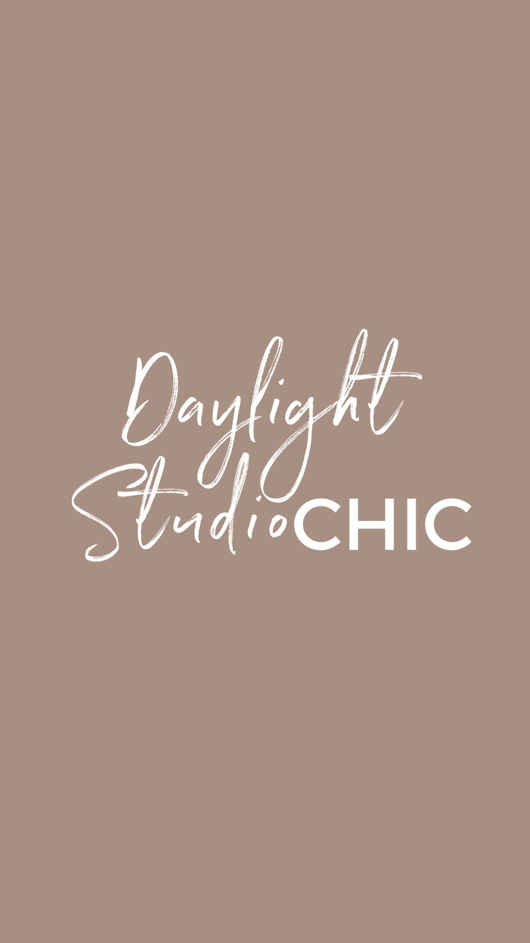 Kleine rondleiding door de studio! ✨
Ik merk dat veel mensen denken dat de nieuwe studio op een andere locatie zit, of dat de oude studio verdwenen is. Maar eigenlijk is het veel simpeler dan dat 😄
Studio Air en Studio Noir zitten gewoon in hetzelfde pand. Je komt binnen via dezelfde ingang, loopt door de ontvangst en vanuit daar kom je bij de twee verschillende ruimtes.
Studio Air is de lichte, zachte beige ruimte die jullie al kennen. Studio Noir is de nieuwere, wat donkerdere ruimte met een hele andere sfeer.
In deze video neem ik je even mee van de voordeur tot aan beide studio’s, zodat je precies kunt zien hoe het in elkaar zit 🤍
Welke ruimte past het beste bij jou?
.
#Fotostudio #fotograafoverijssel #fotostudiohuren #fotografie #daglichtstudio