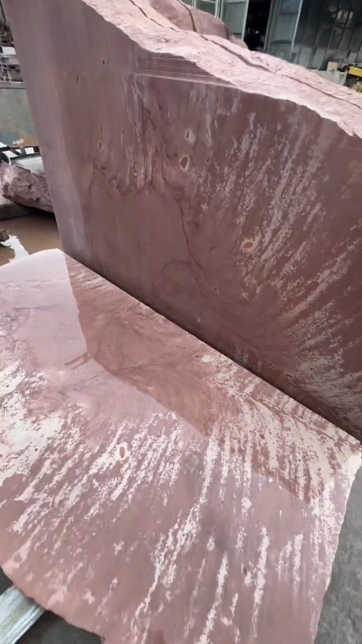 Das sind wirklich besondere Blöcke mit einzigartiger Musterung! Die Platten möchte man am liebsten direkt einbauen und in Szene setzen. Erinnert uns irgendwie an einen 🐅 was meint ihr ? #mainsandstein #einzigartig #showroom