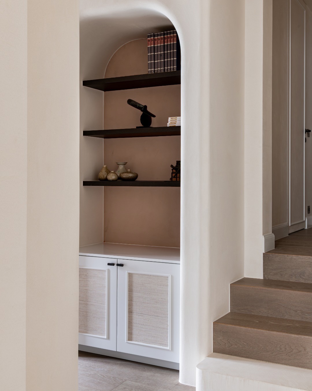 PROJECT ANTWERP 2.0 | A home designed around the balance between monumentality and lightness.
For this renovation, the layout was completely reconfigured to create a clearer spatial hierarchy and a more intuitive flow between living, dining and service areas. Architectural elements were integrated into the interior to create a calm and cohesive experience throughout the home.
Inspired by classical architecture, the design combines sculptural forms, arched openings, natural stone, oak, woven textures and carefully curated details. Every element was considered to create a timeless and refined interior.
Designed in collaboration with @sphere_concepts
Photography by @studio.vedette
#interiorrenovation
#InteriorArchitecture
#TimelessInteriors
#ModernClassicInterior
#BespokeInteriorDesign