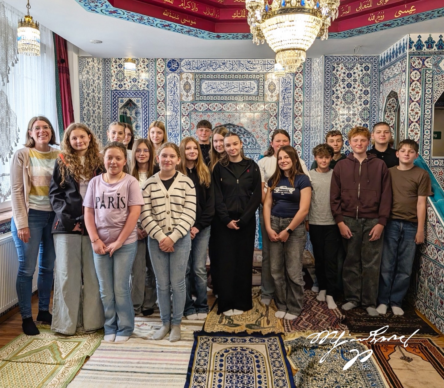 Die 7. Klasse zu Besuch bei Medina e.V.
Gestern tauschten wir Bücher gegen eine Moscheeführung und machten uns auf den Weg zu Medina e.V nach Nürnberg. Schon beim Betreten fiel auf: Schuhe ausziehen ist hier Pflicht – für manche die größte sportliche Herausforderung des Tages. #amberg #srs
