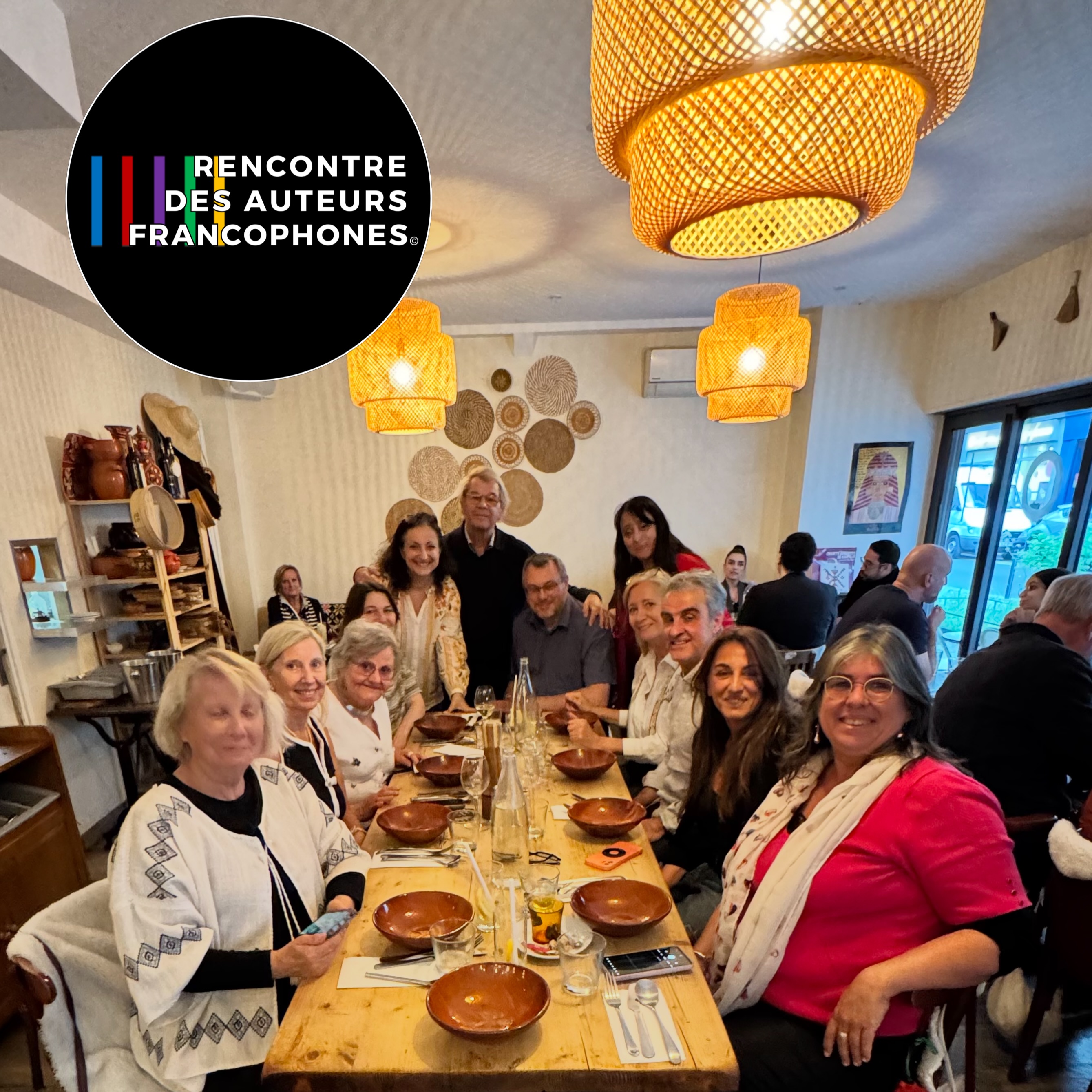 DÎNER DES AUTEURS PARISIENS
Hier soir, en marge de l’événement au coeur de la DILA de ce jeudi, s’est tenu un dîner des auteurs extrêmement chaleureux.
Une partie des 26 auteurs de l’évènement littéraire de ce jour s’est retrouvée avec quelques membres locaux.
La grève de la SNCF a privé une dizaine de membres de ce rendez-vous, venant de province où habitant la grande banlieue.
Que de rencontres ou de retrouvailles pour les présents !
Rendez-vous de 10 à 17 heures dans les services de publications du Premier Ministre. Une opportunité incroyable pour nos auteurs et pour les visiteurs inscrits !