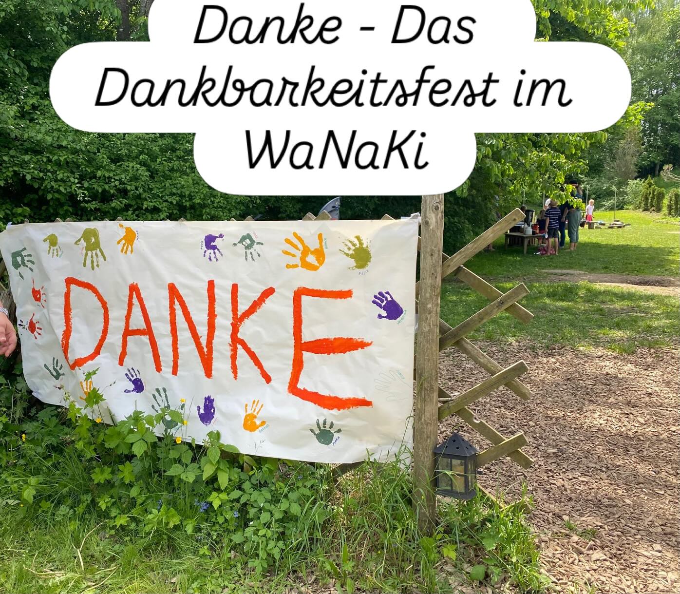 Wald-Café im Kindergarten WANAKI 🌲✨
Barfuß durch den Bach, selbstgemachte Kräuterlimo und ganz viel Herzklopfen! Am 22. Mai hieß es bei uns im Wald-Natur-Kindergarten WANAKI in Adlwang: Danke sagen! ❤️
Für unsere Mamas und Papas haben wir ein ganz besonderes Wald-Café auf die Beine gestellt – und das Beste daran: Die Kids waren von Anfang an die Hauptplaner! 🎒💪 Die Eltern mussten nichts tun, außer ein eigenes Häferl mitzubringen und zu genießen.
Das waren die Highlights unseres Festes:
👣 Erlebnis-Barfußpfad: Quer durch den kühlen Bach und über weichen Waldboden – natürlich mit selbstgemachten Schildern und Wegpfeilen der Kids!
🎨 Waldgalerie: Kunstwerke, die zwischen den Bäumen im Frühlingslicht perfekt in Szene gesetzt wurden.
🍯 Kulinarische Wald-Schätze: Schon eine Woche vorher haben wir fleißig Löwenzahnhonig und Kräutersirup hergestellt. Dazu gab es leckere Butterbrote und von den Kindern frisch handgemahlenen Kaffee!
🎤 Großer Auftritt: Neben einem Begrüßungs- und Dankeslied gab es ein Frühlingslied mit einer richtig coolen, einstudierten Choreografie.
Dankbarkeit als Herzstück
In unserer Pädagogik ist Dankbarkeit allgegenwärtig – gegenüber den Tieren, den Pflanzen, dem Wasser und der Natur. Zum Fest haben wir danke an die Eltern gesagt und zuckersüße Sprüche der Kinder gesammelt: „Danke für den guten Bananen-Brei!“ oder „Danke für meine gefilzte Unterlage!“ 🥹
Der Wettergott meinte es absolut gut mit uns und es war wunderschön zu sehen, mit wie viel Begeisterung und Stolz die Kinder diesen Tag für ihre Familien gestaltet haben. ☀️🌳 #waldkindergarten #adlwang #badhall #kindergartenalltag #elementarpädagogik