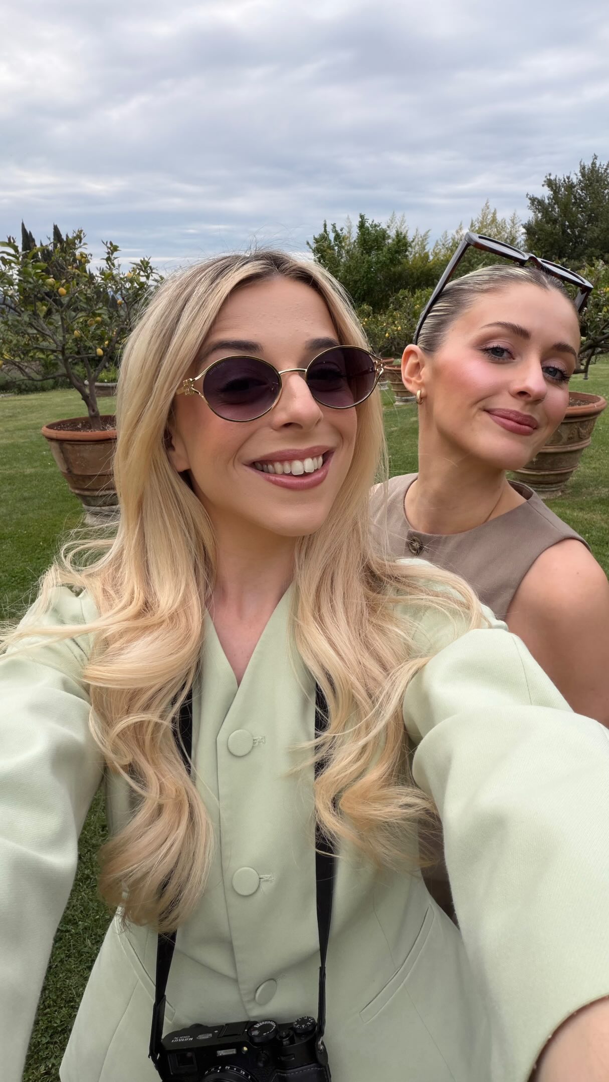 That laugh 🤣🩷
Getting my beaut bride Daniela ready for her welcome pizza party at the GORGEOUS @villa_catignano - this whole trip was nothing but laughs. And what a dream to have @kapturedbykatharine with me!
For Dan’s welcome party look she said I could do what I wanted, just wanted it natural as we were going more glam on the wedding day. I also did Dan’s legal UK ceremony last year and that look was quite similar to what I ended up doing this day - fresh & pretty 🩷
Wedding day vlog coming soon - you are not ready!
Planner @weddingsintuscanybyimperial
#villacatignano #destinationmakeupartist #tuscanywedding
Destination makeup artist Tuscany
Makeup artist vlog
Bridal makeup Italy