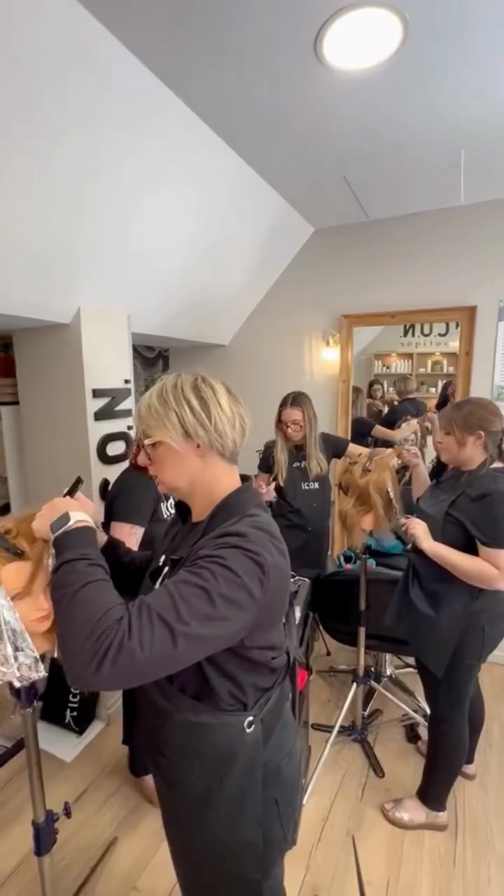 ✨ Retour sur notre journée de formation Balayage avec Blandine, coach I.C.O.N. France.
C’est au sein de son salon @cafecoiffure que les stagiaires ont été accueillis pour une journée immersive dédiée aux dernières techniques de balayage. Entre partage d’expertise, démonstrations et mise en pratique, chacun a pu perfectionner ses gestes et découvrir de nouvelles approches pour créer des résultats sur-mesure.
Une journée riche en inspiration, en apprentissage et en échanges passionnés autour de la couleur. 🤍
#hair #coiffure #factoryeducation #iconfrance #iconnormandiebretagne