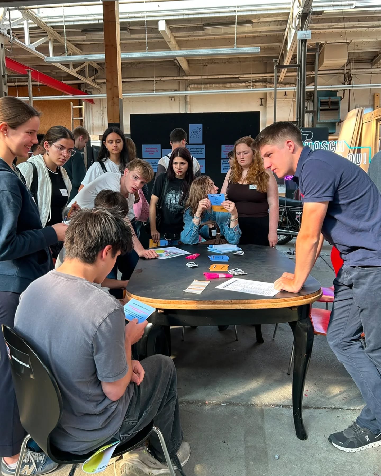 Zukunft passiert nicht einfach – wir gestalten sie gemeinsam. ✨
Gestern waren wir mit Generation Gemeinderat am Zukunftssummit 2026 in Biel. 🌱 An unserem Stand wurde gespielt, diskutiert, gefragt, zugehört und auf dem Visionboard festgehalten, wie junge Menschen in ihrer Gemeinde etwas bewegen möchten. 💬🎲📝
Herzlichen Dank an unsere jungen Gemeinderät:innen (@lenafrank , @joel_rueegsegger und @annatannerbiel ), die interessierten Schüler:innen die Gemeindepolitik nähergebracht haben. 🤝🙌
Danke an @stepintoaction_ und @verein.fair für den inspirierenden Tag und an alle, die vorbeigekommen sind. Genau solche Begegnungen zeigen: Junge Stimmen gehören dahin, wo Zukunft verhandelt wird. 🚀
#Zukunft #Gemeinderat #Biel #Gemeinde #Politik