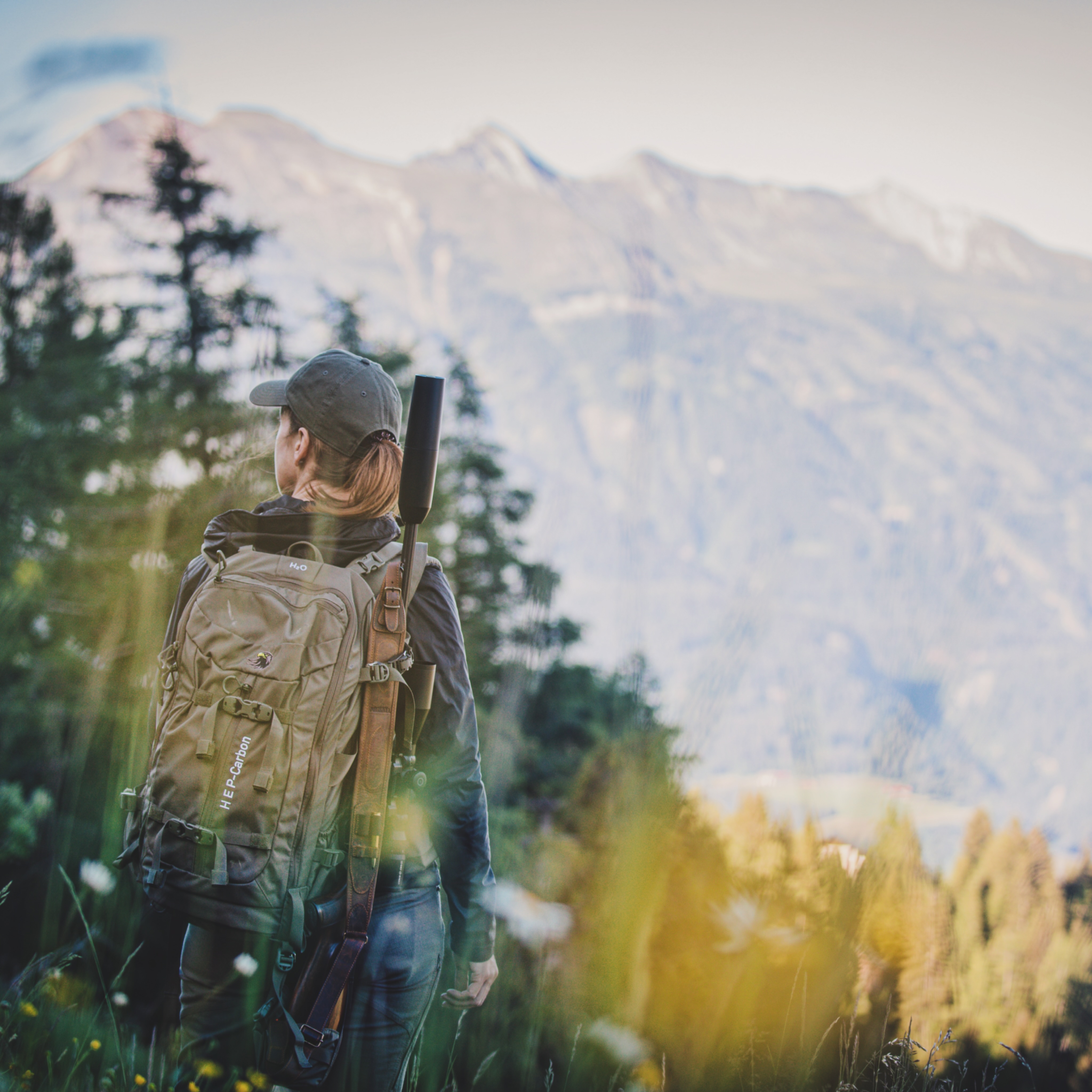 🌄 Die letzten Sonnenstrahlen tauchen die Bergwelt in warmes Licht. Auf dem Rücken der ultraleichte HEP Carbon Light Rucksack @highendprecision samt bewährter Merkel Kipplaufbüchse @merkelhunting – mehr braucht es oft nicht für einen Abend am Berg. 🏔️ Das ist Bergjagd in ihrer ursprünglichsten Form.
#schussundstille #naturefirst #bergjagd #merkel #hepcarbon
