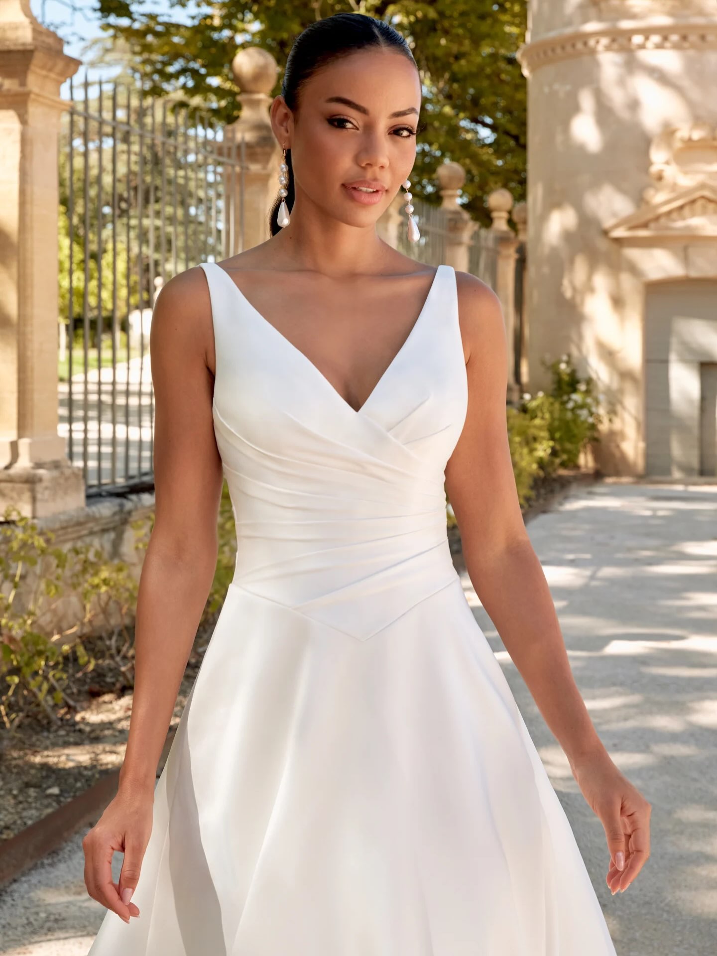 J A D A is new arrival with us this week from @sinceritybridal and she’s gorgeous! 🩷
Jada (style 44585) a classic mikado ballgown featuring a plunging v-neckline, asymmetric draping, and a trending basque waistline that cinches the torso. The voluminous skirt flows into a chapel-length train with hidden pockets, detailed with covered buttons … perfect for that classic, clean look 💞
Book your bridal appointment with us today xxx
#thebridalloungenewcastleunderlyme #sinceritybridal #cleanweddingdress #staffordshirewedding weddingdressinspiration