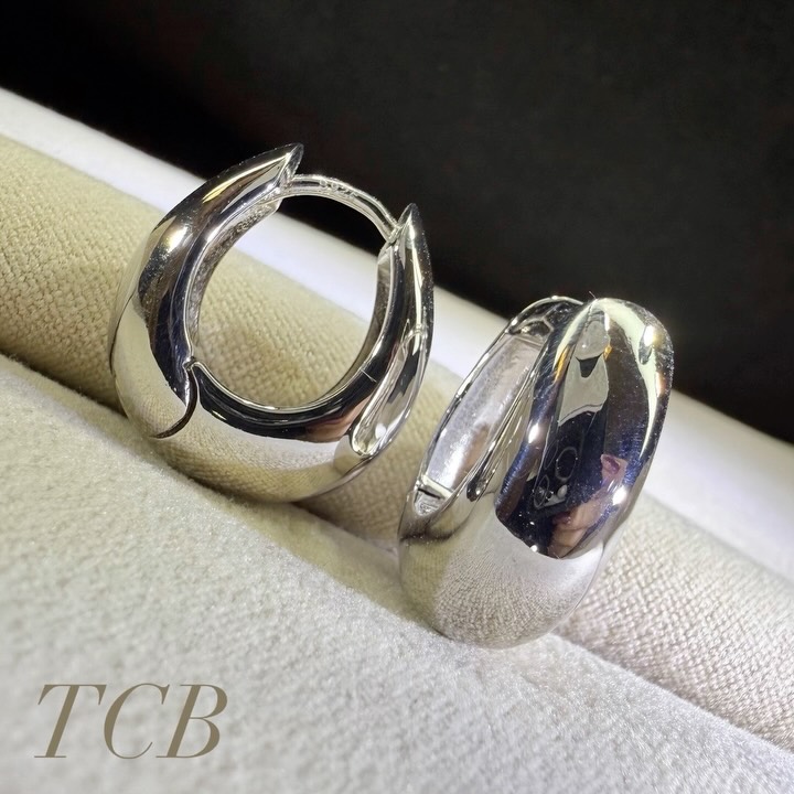 ✨ Bold. Sleek. Effortlessly Stylish. ✨
Meet our Chunky Small Huggie Earrings – the perfect everyday statement piece. Crafted with a sterling silver stem and finished in a luxurious white gold electroplating, these beautifully polished huggies offer a modern, minimalist look that works with absolutely everything.
Whether you’re dressing up for an evening out or adding a touch of elegance to your everyday style, these versatile earrings are designed to become your new go-to pair. Their chunky silhouette creates maximum impact while remaining comfortable enough for all-day wear.
✨ White Gold Electroplated Finish
✨ Sterling Silver Stem
✨ Timeless Chunky Huggie Design
✨ Lightweight & Comfortable
✨ Perfect for Everyday Wear or Special Occasions
Sometimes the simplest pieces make the biggest statement.
Would you wear these as your everyday earrings? Let me know below ⬇️
🛍️ Shop now at www.thecharmbox.co.uk
#TheCharmBox #HuggieEarrings #ChunkyHoops #SilverJewellery #sterlingsilverjewellery