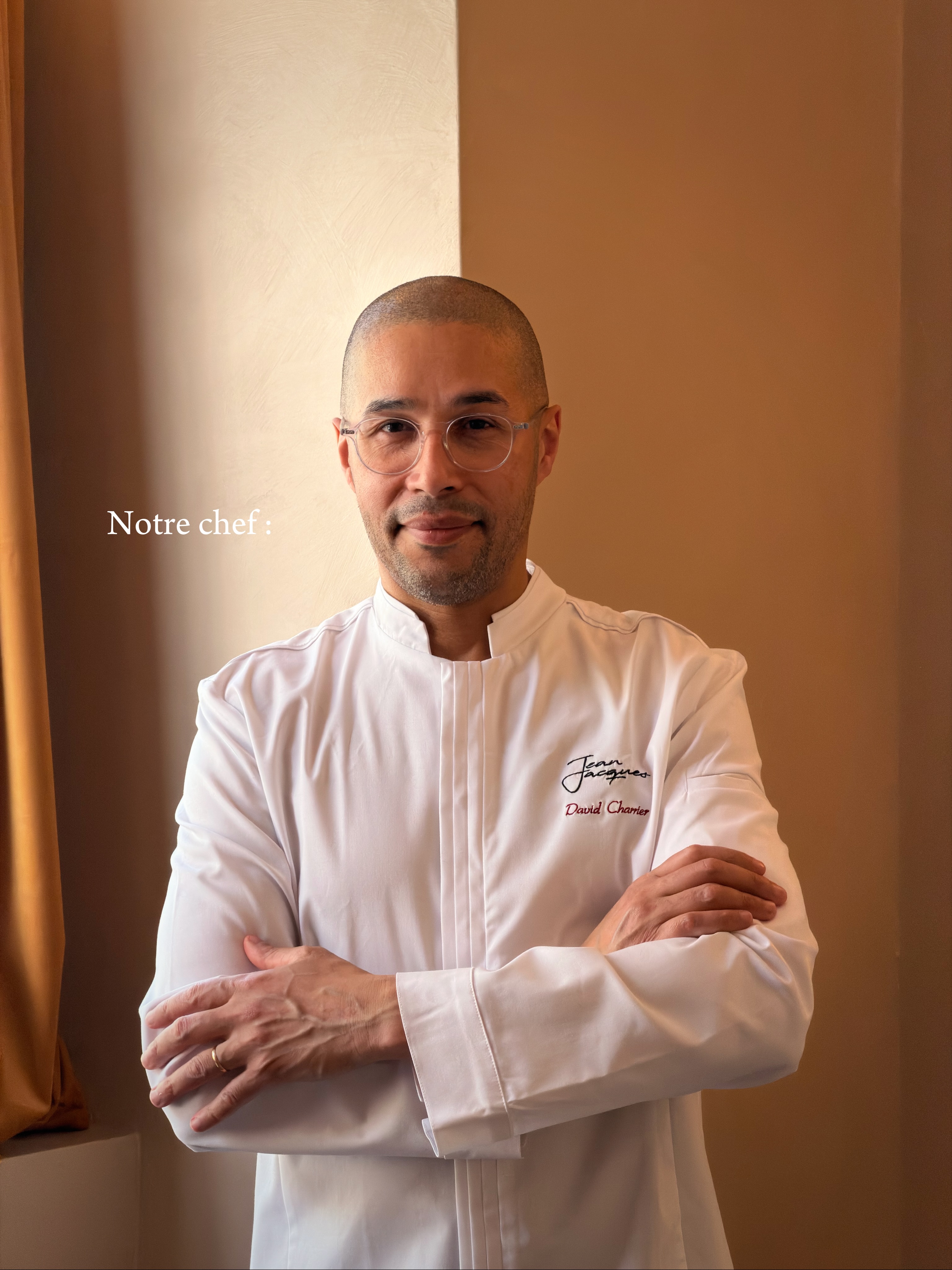 Dans chaque assiette, il y a un nom : David Charrier.
Pas de chichis, pas de portions minuscules. Juste des produits qu’on respecte et des recettes qu’on connaît par cœur.
Ce n’est pas la cuisine des grands-mères, c’est celle des grands-pères. Et chez Jean Jacques, c’est notre @chefcharrier qui la fait vivre.
Jean Jacques est un bistrot parisien, pas un restaurant gastronomique. Ici, on mange comme chez grand-père : généreux, honnête, sans prétention.
📍 6 rue Meissonier, Paris 17
🕐 Ouvert 7j/7, de midi à minuit, en continu
📲 Réservation en bio
—
In every dish, there’s a name: David Charrier.
No frills, no tiny portions. Just ingredients we respect and recipes we know by heart.
This isn’t grandma’s cooking, it’s grandpa’s. And at Jean Jacques, our @chefcharrier keeps it alive.
Jean Jacques is a Parisian bistro, not a fine-dining restaurant. Here, you eat like at grandpa’s : generous, honest, no pretense.
📍 6 rue Meissonier, Paris 17
🕐 Open daily, from noon to midnight
📲 Bookings via link in bio