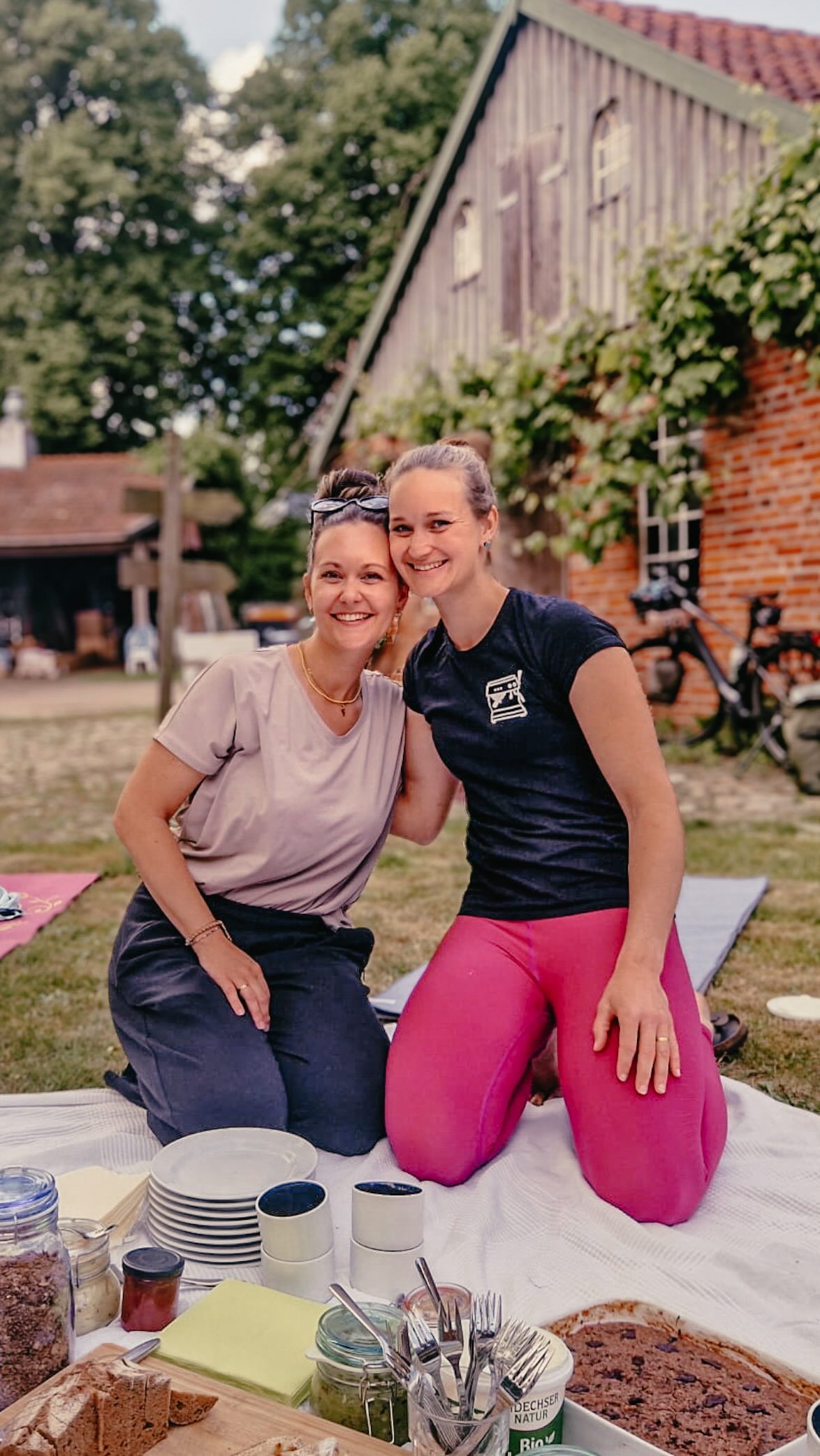 🧘🏻♀️ Yoga unter freiem Himmel, der Duft von frisch gebrühtem Kaffee, gemeinsames Genießen, inspirierender Austausch und ganz viel Achtsamkeit. Was für ein besonderer Vormittag bei YOGA & COFFEE @roesthof! ☕️✨
Danke an alle wundervollen Menschen, die bei der ersten Ausgabe von Yoga & Coffee dabei waren und den 30.05. so besonders gemacht haben. Euer Feedback hat uns wirklich umgehauen. 💛
Und wie beeindruckend ist bitte, dass frisch aufgebrühter Filterkaffee plötzlich gar nicht mehr nach „gewöhnlichem“ Kaffee schmeckt, sondern samtig weich, mit feinen Noten von Beeren und Schokolade? 🍓🍫
Besonders schön fand ich auch, wie achtsam der gesamte Prozess der Zubereitung sein kann: vom Mahlen der Bohnen, die richtige Menge (so wichtig!) über das langsame Aufbrühen bis hin zum bewussten Genießen. Wowwi!✨
Danke liebe Lara für die Verkostung und die vielen interessanten Einblicke. Ich glaube, nach diesem Erlebnis haben viele Kaffee noch einmal aus einer ganz neuen Perspektive kennengelernt. Und selbst ich als Cappuccino-mit-Hafermilch-aus-der-Siebträgermaschine-Liebhaberin wurde inspiriert, mal wieder andere Röstungen und Zubereitungsarten auszuprobieren. ☕️👌🏼
Ein riesiges Dankeschön an meine Lieblingsrösterei @roesthof für die wunderschöne Zusammenarbeit und diesen besonderen Ort. Genau solche Momente erinnern mich daran, warum ich liebe, was ich tue. 🥰
Und ich glaube… das war ganz bestimmt nicht das letzte Mal. 👀
Wenn du beim nächsten Mal dabei sein möchtest, folge uns und trage dich gerne auf die Warteliste für meine besonderen Yoga-Events ein und abonniere meinen Newsletter, um als Erste:r davon zu erfahren. 💌
P.S. Die Buchung für YOGA & PICKNICK am 11.07. + 29.08.2026 mit der @glueckskueche.bremen ist bereits geöffnet. Jetzt Platz sichern!