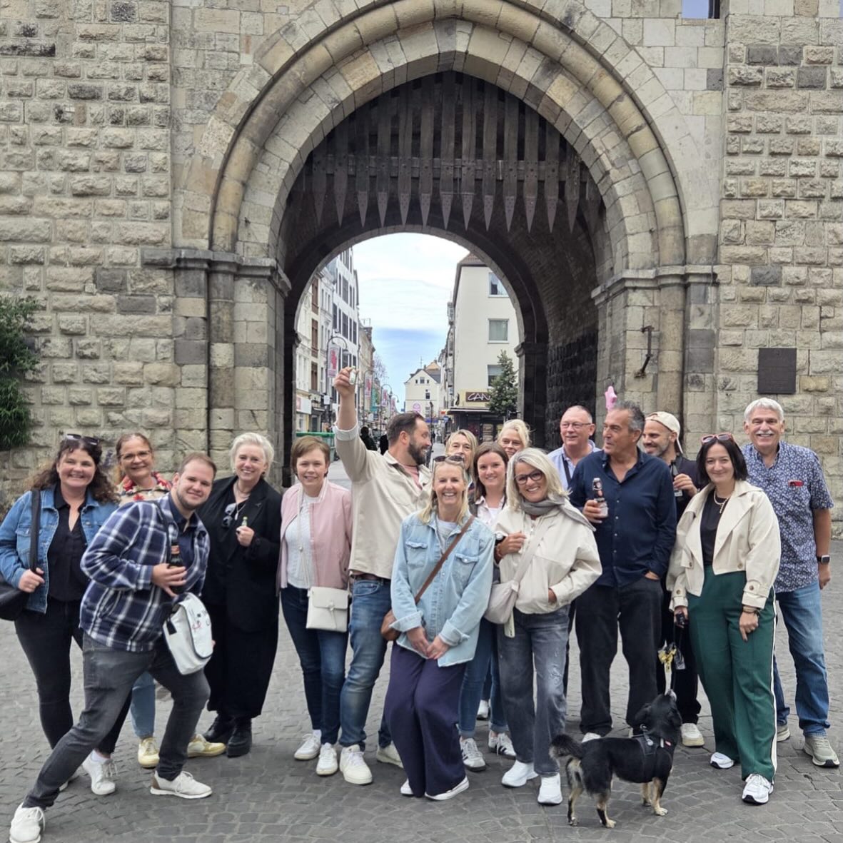 🚶♂️ Entdecke Köln neu – dieses Wochenende!
Du denkst, du kennst Köln schon? Lass dich überraschen! Gemeinsam erkunden wir versteckte Ecken, spannende Geschichten und die schönsten Plätze unserer Stadt.
✨ Kleine Gruppen
✨ Authentische Insider-Tipps
✨ Perfekt für Besucher und Kölner gleichermaßen
Für dieses Wochenende sind noch wenige Plätze verfügbar.
📩 Sichere dir jetzt deinen Platz und erlebe Köln aus einer neuen Perspektive.
#Köln #WalkingTour #VisitCologne #KölnErleben #Stadtführung