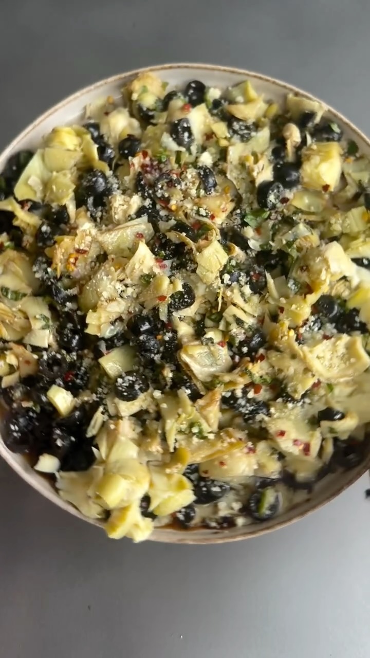 Ensalada de alcachofa, aceituna, albahaca, queso parmesano….
Lo que me encanta de esta Anita es que literalmente tienes que abrir dos latas, tomar un manojo de albahaca, rayar un poco de queso y tienes listo una delicia
Esta combinación de sabores es espectacular
Receta
Una lata de aceituna negra, en rodajas
Una lata de alcachofa picadita
1/4 de taza de albahaca picada
1/4 de taza de queso parmesano rallado, finalmente
1/4 de taza de aceite de oliva
Tres cucharadas de vinagre balsámico
Sal y pimienta
Y una cucharadita de peperoni o chile seco, picado
Mezcla todo en un plato revuelve bien, y sirve con pan tostadito