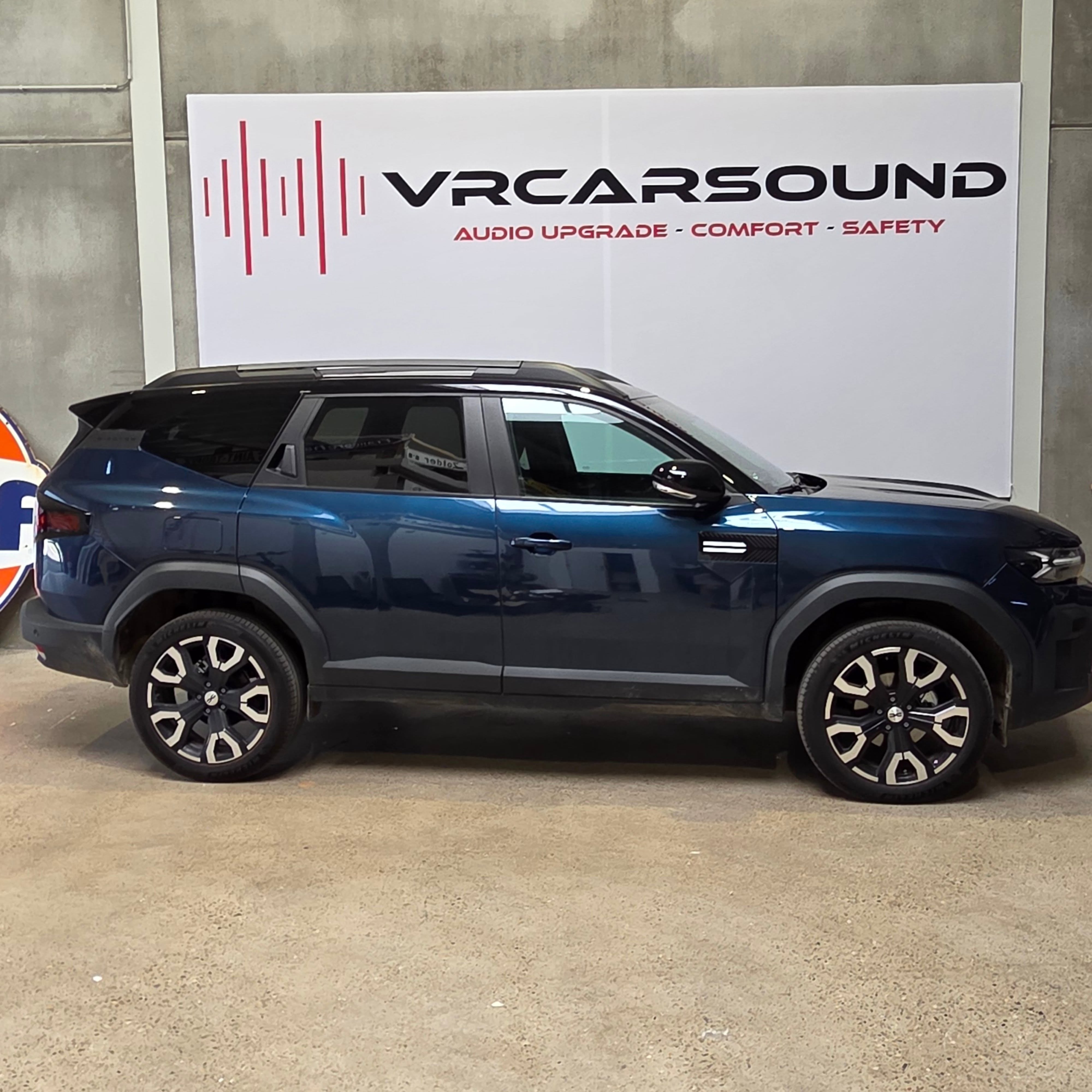 Een groots geluid voor deze #DaciaBigster. Vooraan monteerde we een actief systeem met een 5cm breedband speaker en een 16 cm midbas van #Boxmore. Voor het sub laag een Helix compacte 25cm woofer.
De #Match #Up8dsp zorgde voor het vermogen en controle over de #luidsprekers.
Meer info: www.vrcarsound.be