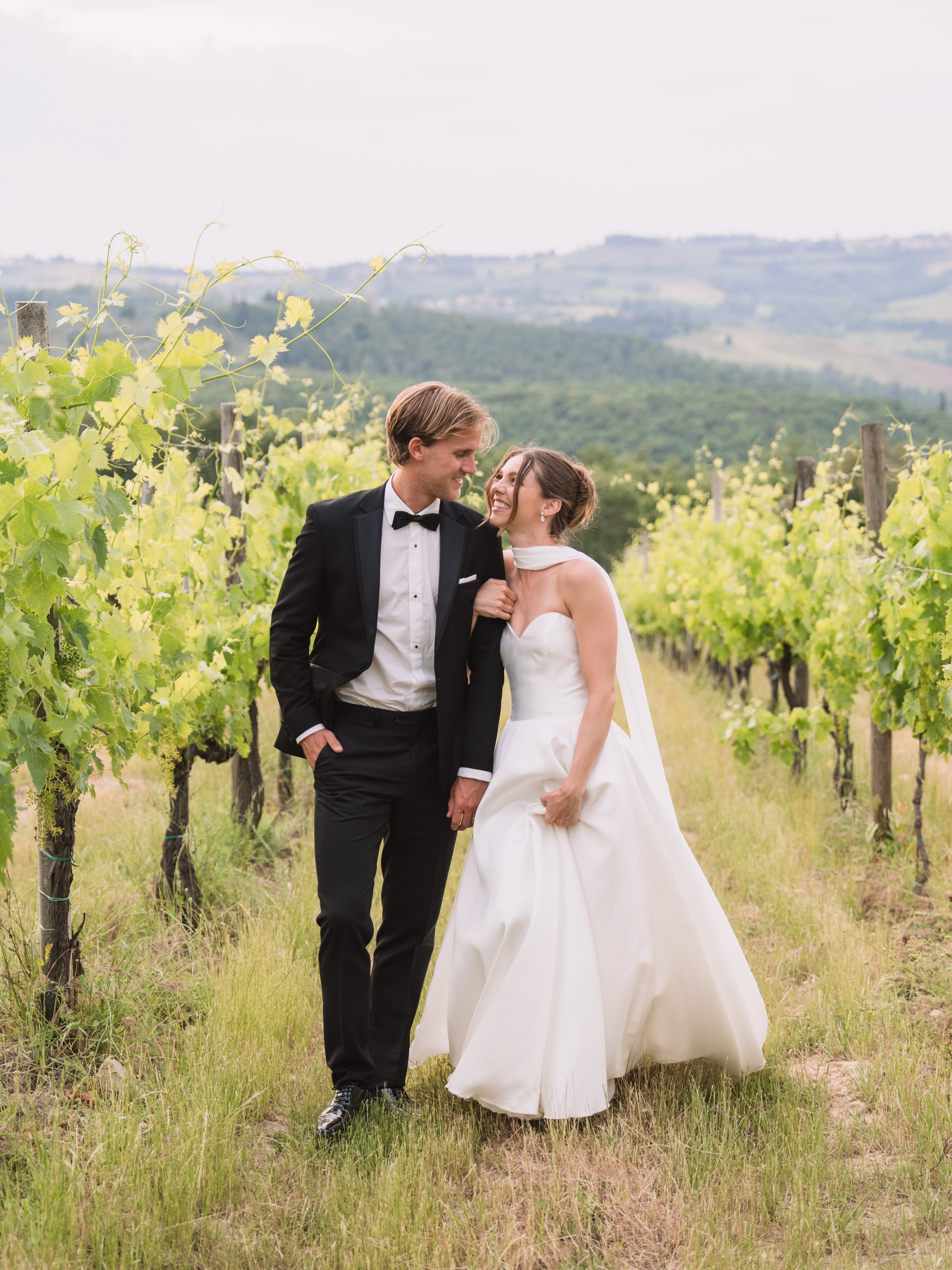 Last week’s wedding in Tuscany was a dream and I genuinely don’t know where to start, so I’m starting right here: a gorgeous photoshoot in the vineyards and a dinner that looked exactly like your Italian dream. 😍🇮🇹
And then, mid main course, the sky opened up and instead of stopping everything it turned into the most unforgettable part of the night. ☔️
@yaradragtphotography
@quercia_al_poggio.weddings
@atelieroflisa
@ikebanaflorist22
@ilquintogusto_catering