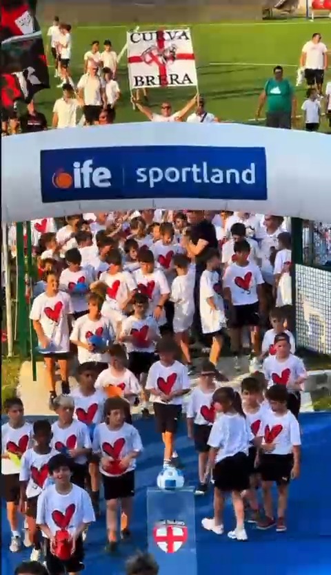 TONEO DEL CUORE
27 Maggio 2026.
Una festa di sport, amicizia e passione.
A night to remember. ❤️⚽
What started on a football pitch became something much bigger.
Families, kids, players and friends came together to celebrate the values that have always been at the heart of Sweet Years: passion, friendship and community.
From the opening parade to the final whistle, every moment reminded us why sport has the power to bring people together.
Because when you play with heart, everyone wins.
❤️ Sweet Years
#NONSIVIVESENZACUORE
#sweetyears