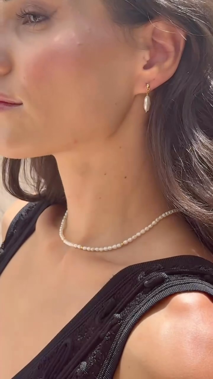 All black. All pearl. All Palaani Ohrringe, Ring, Armband & Kette - der perfekte Sommer-Stack. Welches Stück ist euer Favorit?
#pearljewelry #summerjewelry #blackdress #minimalistjewelry #handmadejewelry