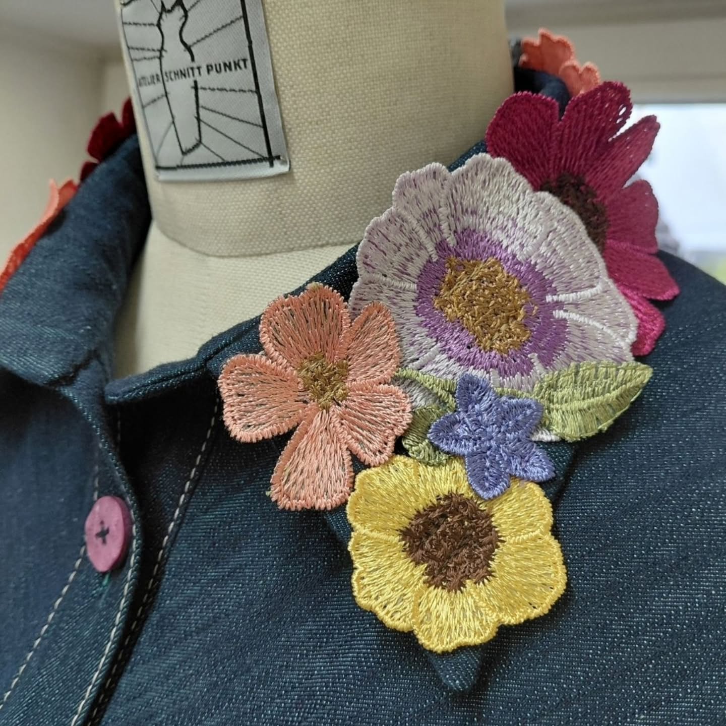 Neue Kollektion. Neue Perspektiven. Wir können es kaum erwarten, euch zu überraschen.
Am 20. Juni 2026 16:00 Uhr in der Stiftung Weidli in Stans
#atelierschnittpunkt #modeschau #stans #stiftungweidli #lehratelier