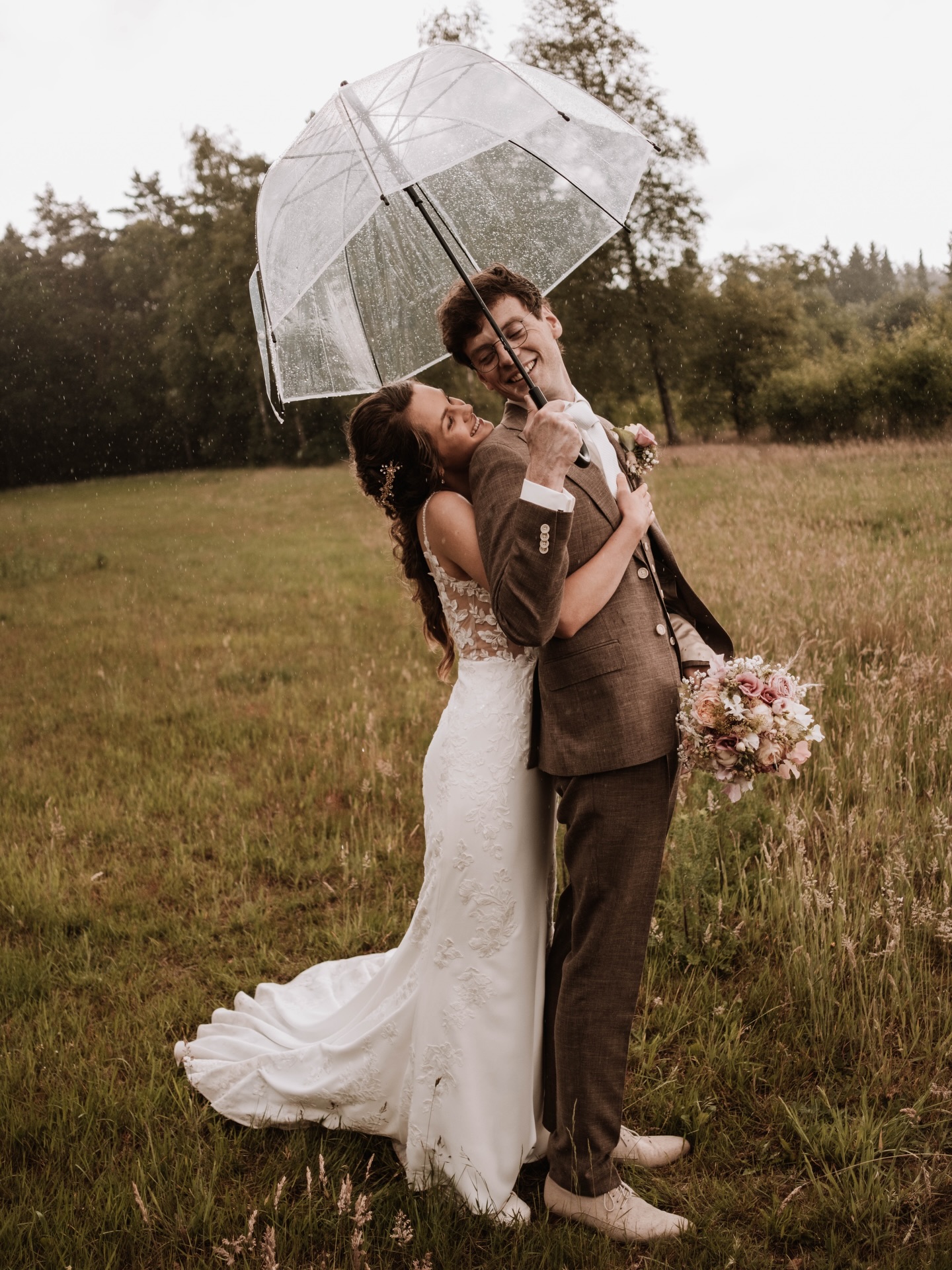 Gewoon even het een paar foto’s om te laten zien dat regen jullie trouwfoto’s niet hoeft te beïnvloeden!☔️