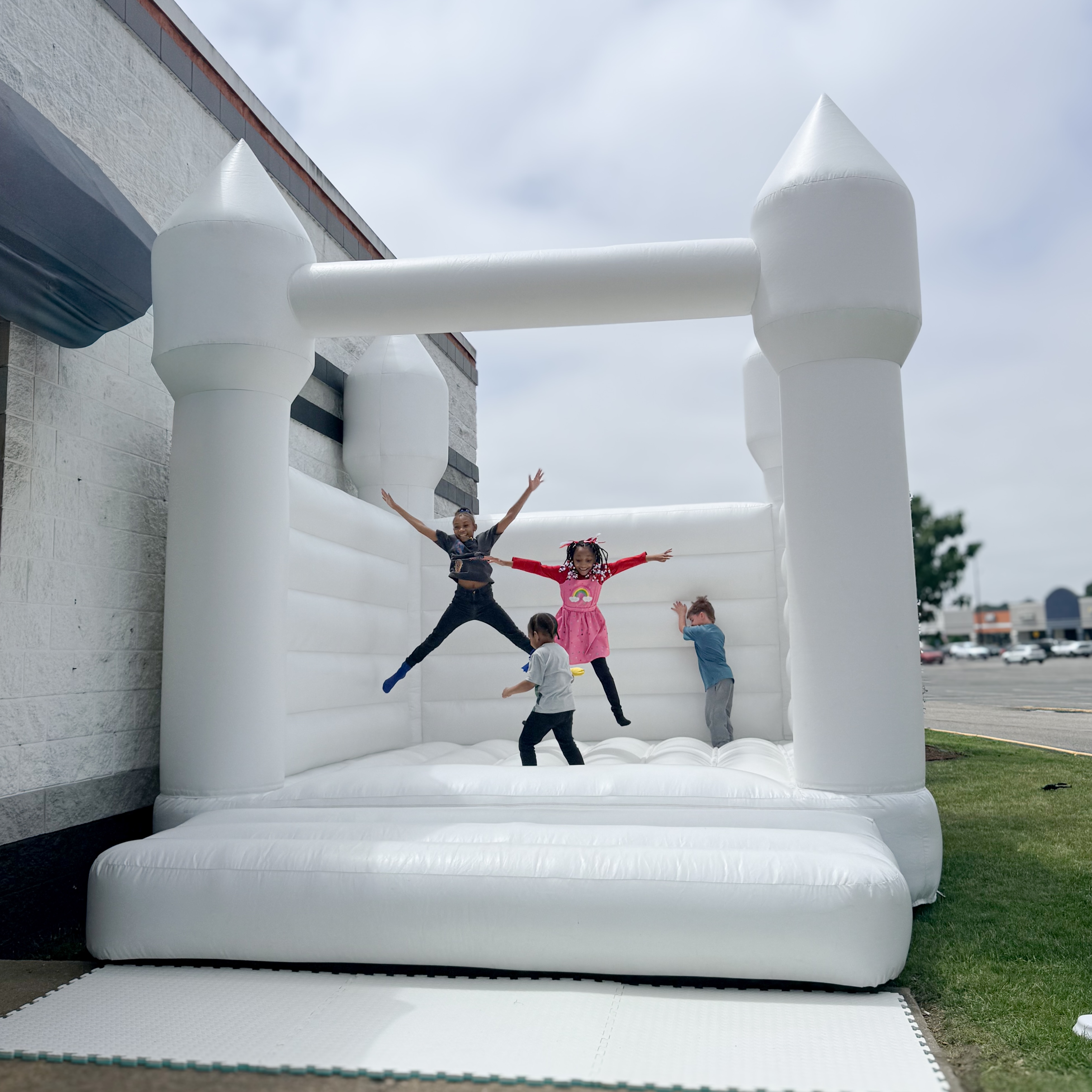 ☀️ Jump into summer with one of our bounce houses! Designed for endless fun and excitement, our bounce houses are perfect for kids of all ages 🎉
#HamptonRoadsEvents #BounceHouseRental #757Events #757Kids #virginiabeachmoms