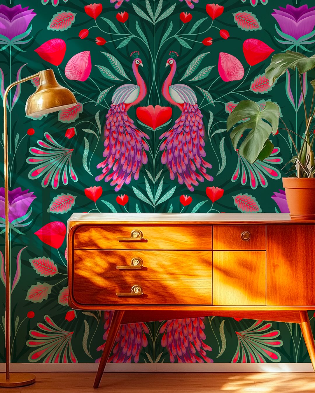 La Cour du Paon s’imagine en papier peint derrière un meuble vintage, ou des carreaux de ciment pour une crédence... 🦚
Disponible en licensing pour les éditeurs et les marques déco. DM ou lien en bio.