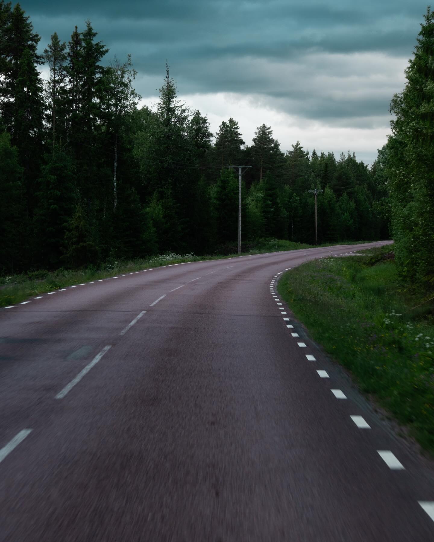 10.06.2026 | Ein langer Tag im Auto. Ein kurzer Tag in Reisetagebuch (bzw. in der Kamera) ✍🏼📷
Von nun an werden auch die Nächte kürzer sein. Hier im nördlicheren Schweden wird es kaum noch dunkel.
Wir verbringen noch ein paar Tage mit der Familie in einem Holzhaus zwischen Seen und Wäldern, beobachten die Wildnis und ihre Tiere. 🫎🦉🦌
#visitswedende #schweden #visitdalarna
SCHWEDEN REISETAGEBUCH ROADTRIP