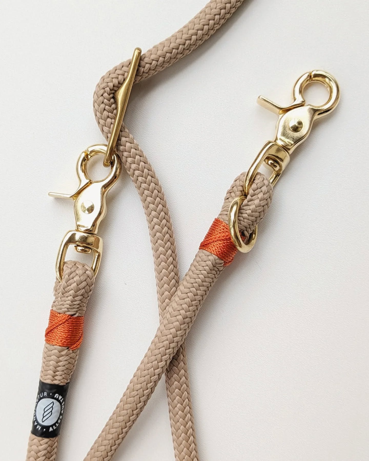 𝗘𝗹𝗲𝗴𝗮𝗻𝘁𝗲𝗿 𝘄𝗶𝗿𝗱’𝘀 𝗻𝗶𝗰𝗵𝘁 ✨
Keine Knoten, keine unnötige Deko, keine verdeckte Rückseite – sauberer Look aus jedem Blickwinkel 👀
Mit unserer speziellen Kernmantelspleißtechnik entstehen besonders schlichte und minimalistische Leinen. So schick, dass manche Kunden sie nur als "Sonntagsleine" nutzen 😉
#hundeleine #segeltauleine #spleissen #tauleinedesign #allesaustau